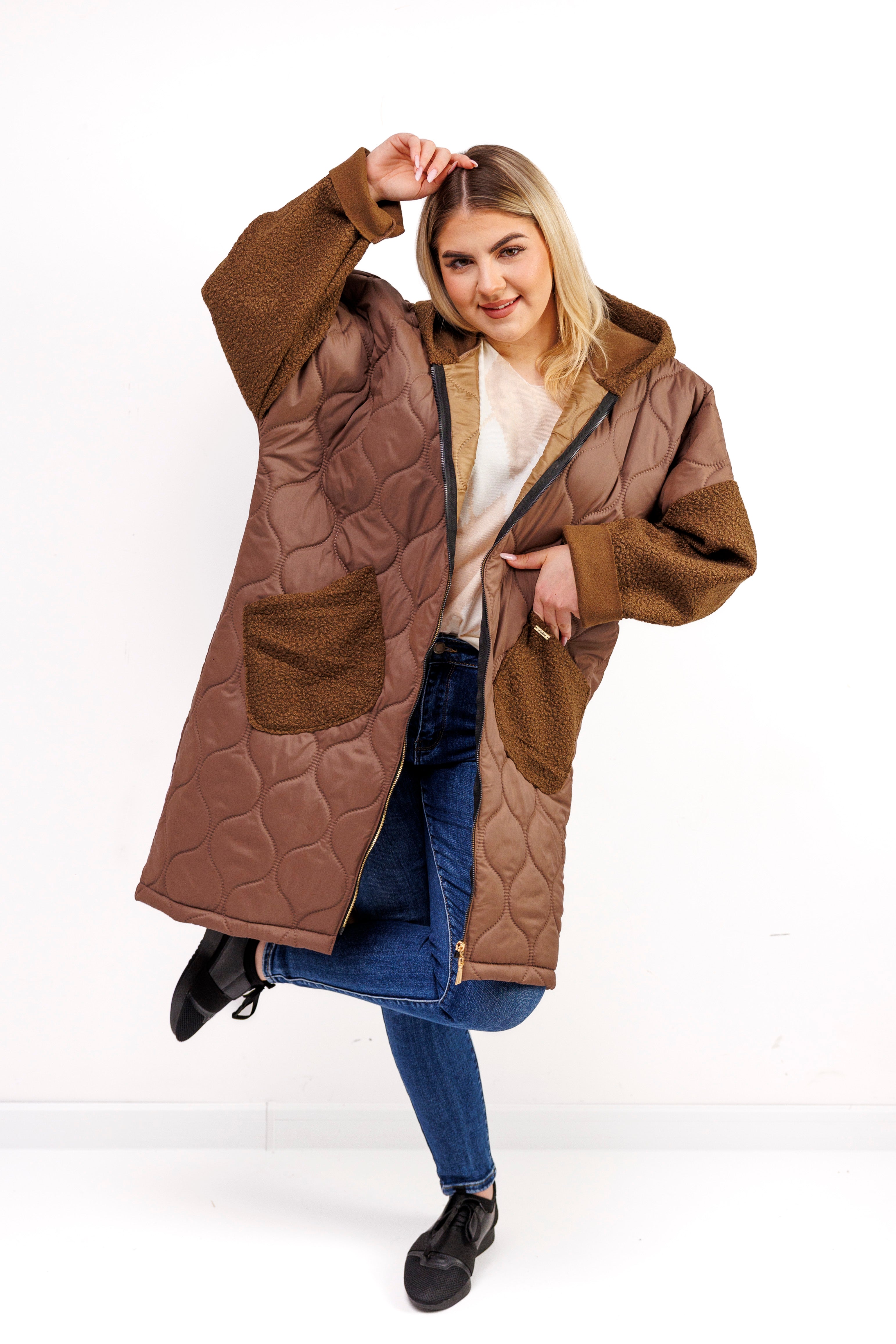 Przejściowy płaszcz damski pikówka oversize z buklą Czekolada