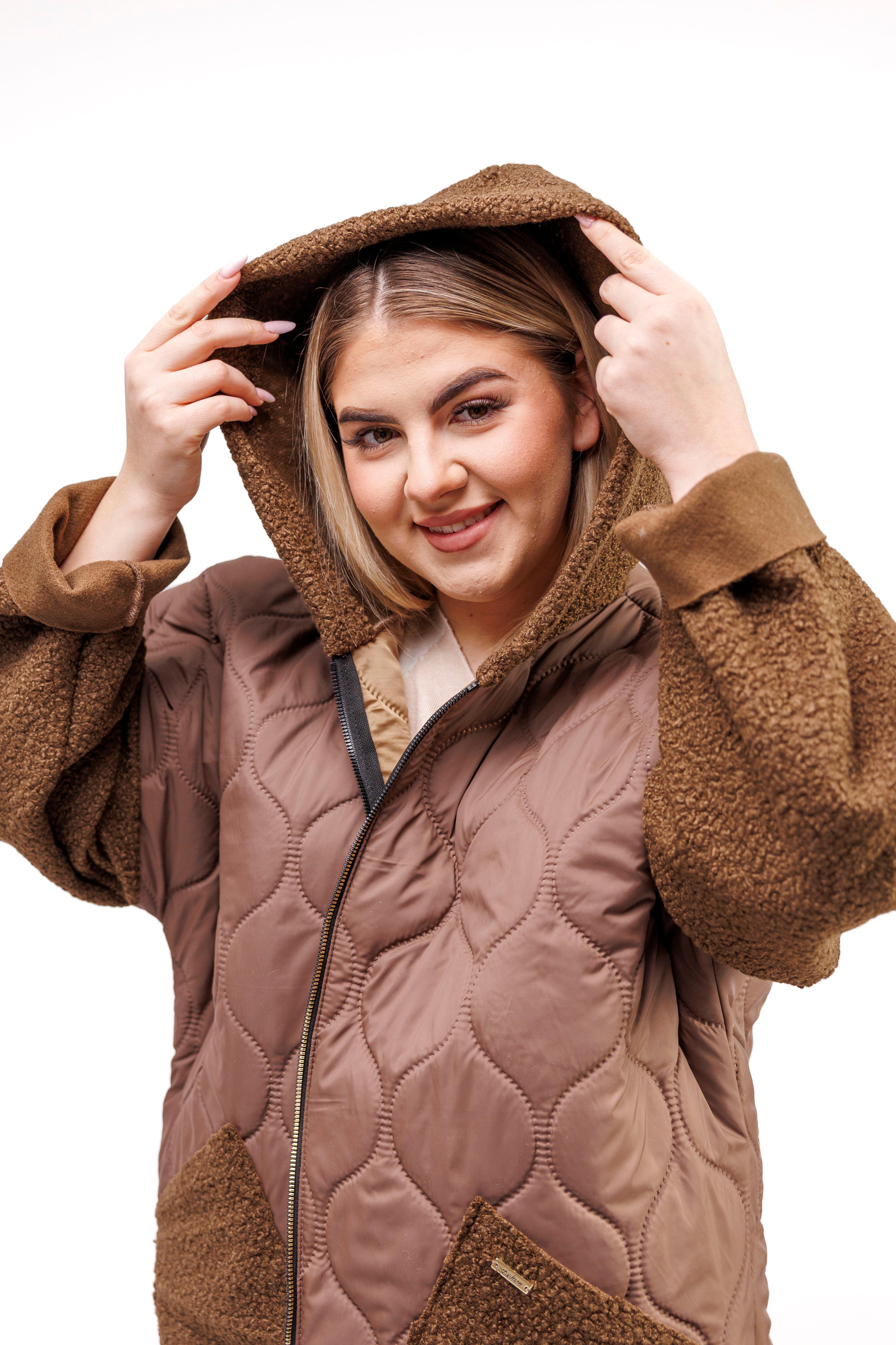 Przejściowy płaszcz damski pikówka oversize z buklą Czekolada