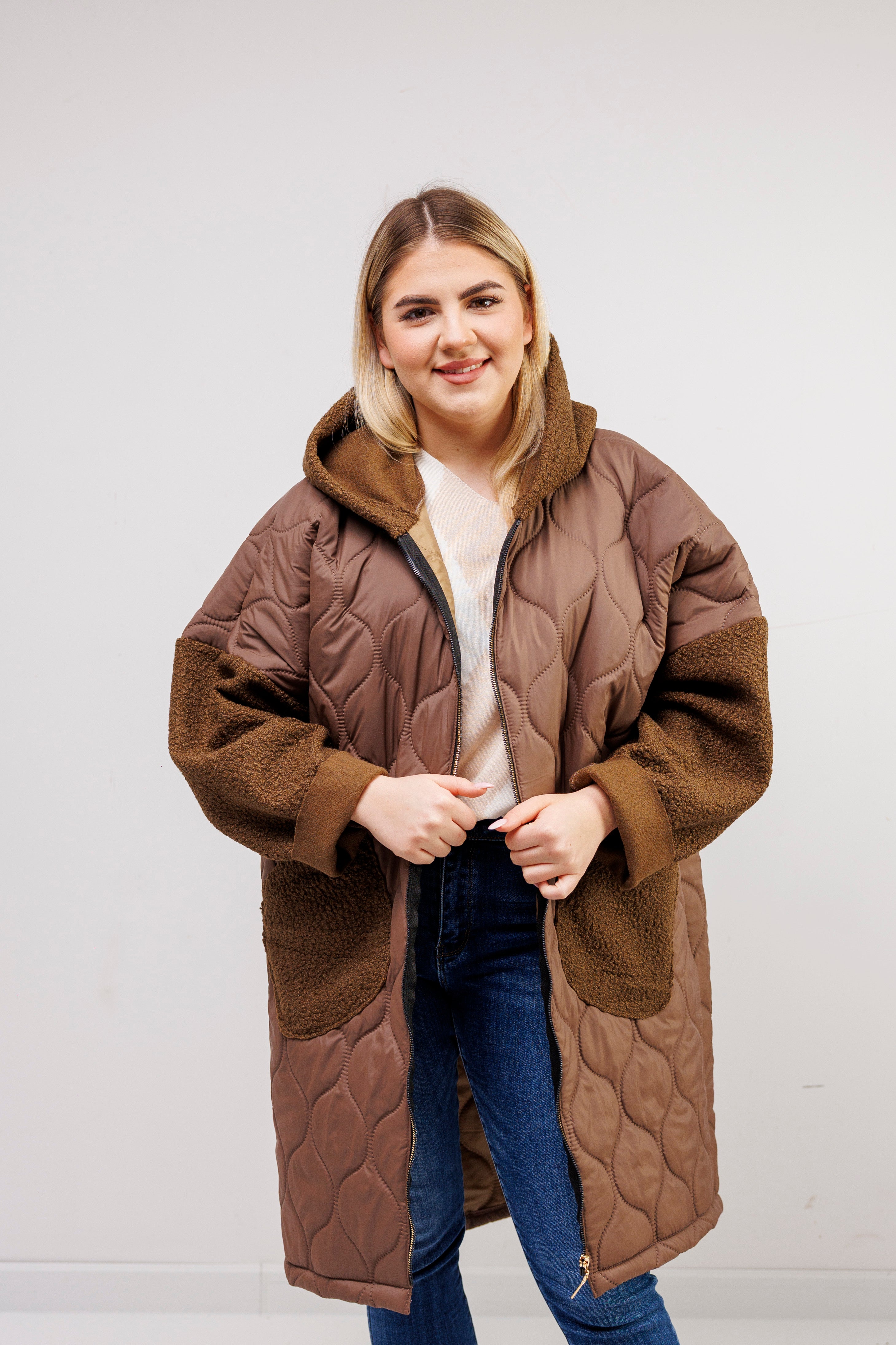 Przejściowy płaszcz damski pikówka oversize z buklą Czekolada