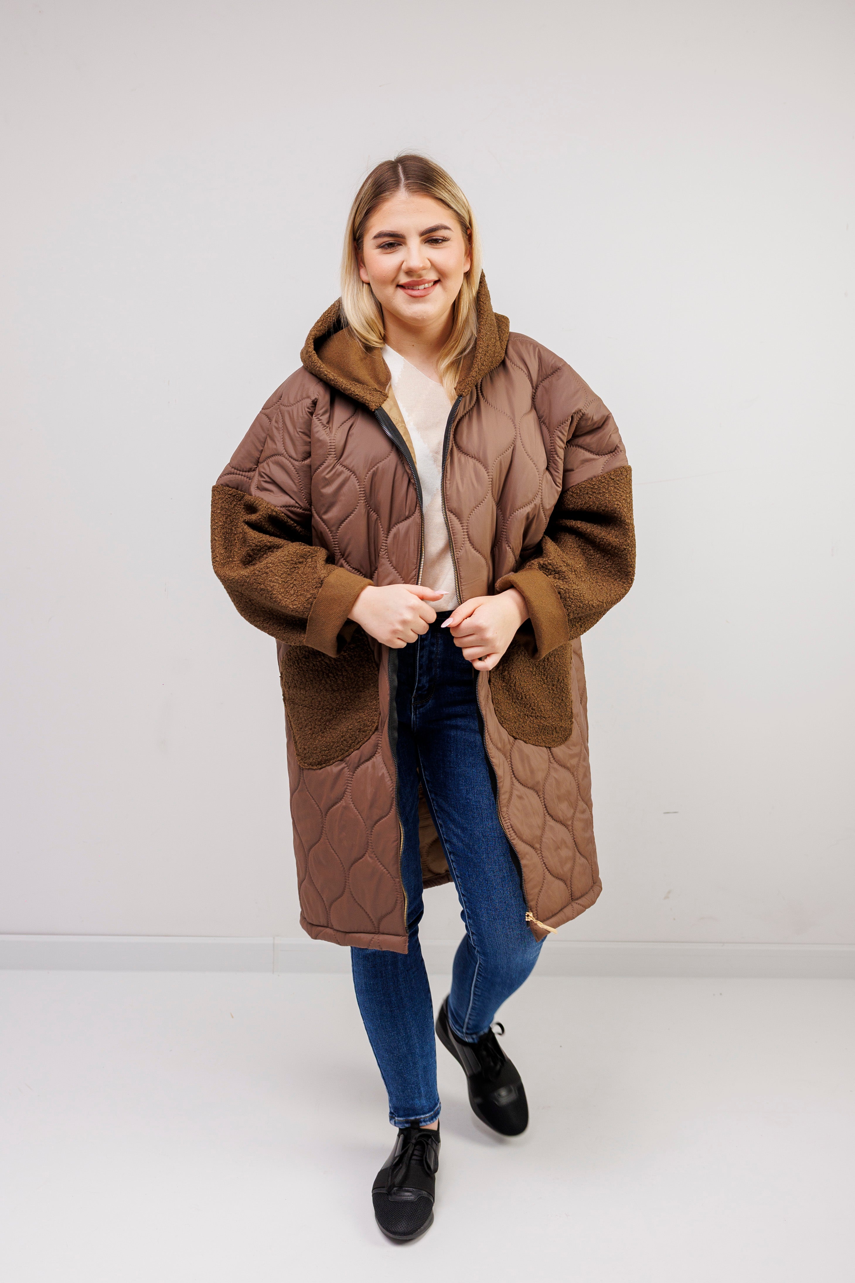 Przejściowy płaszcz damski pikówka oversize z buklą Czekolada