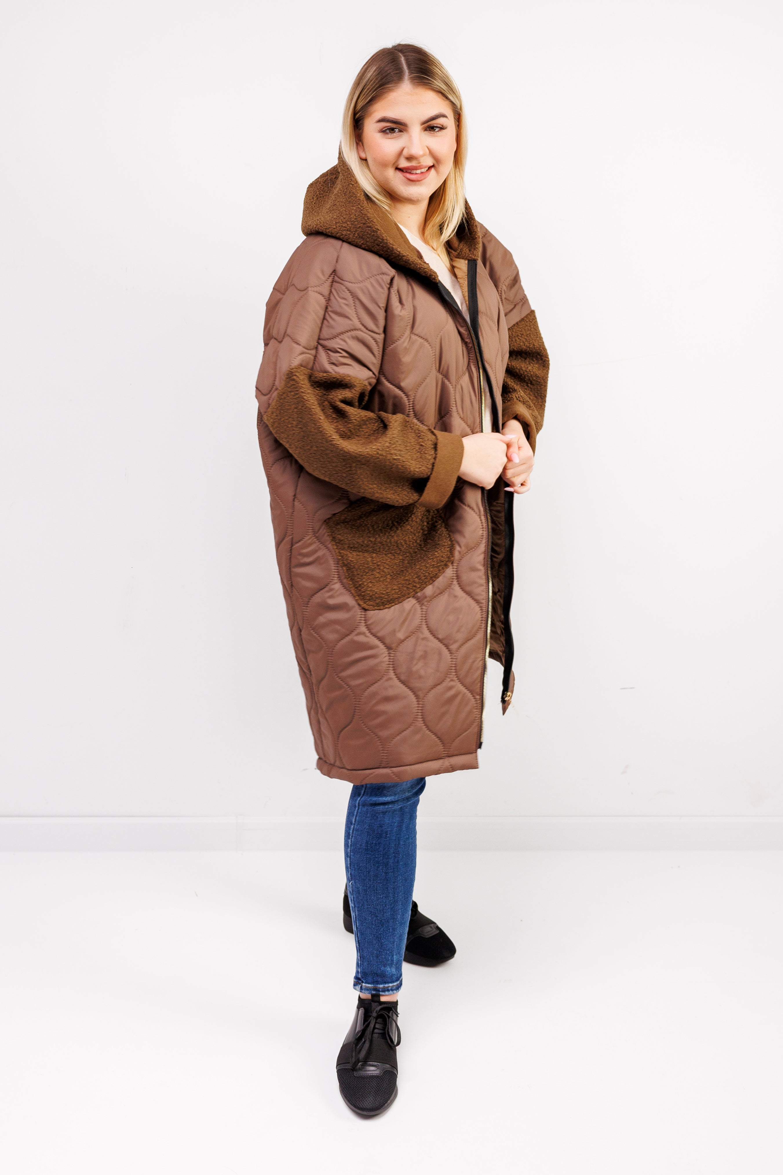 Przejściowy płaszcz damski pikówka oversize z buklą Czekolada