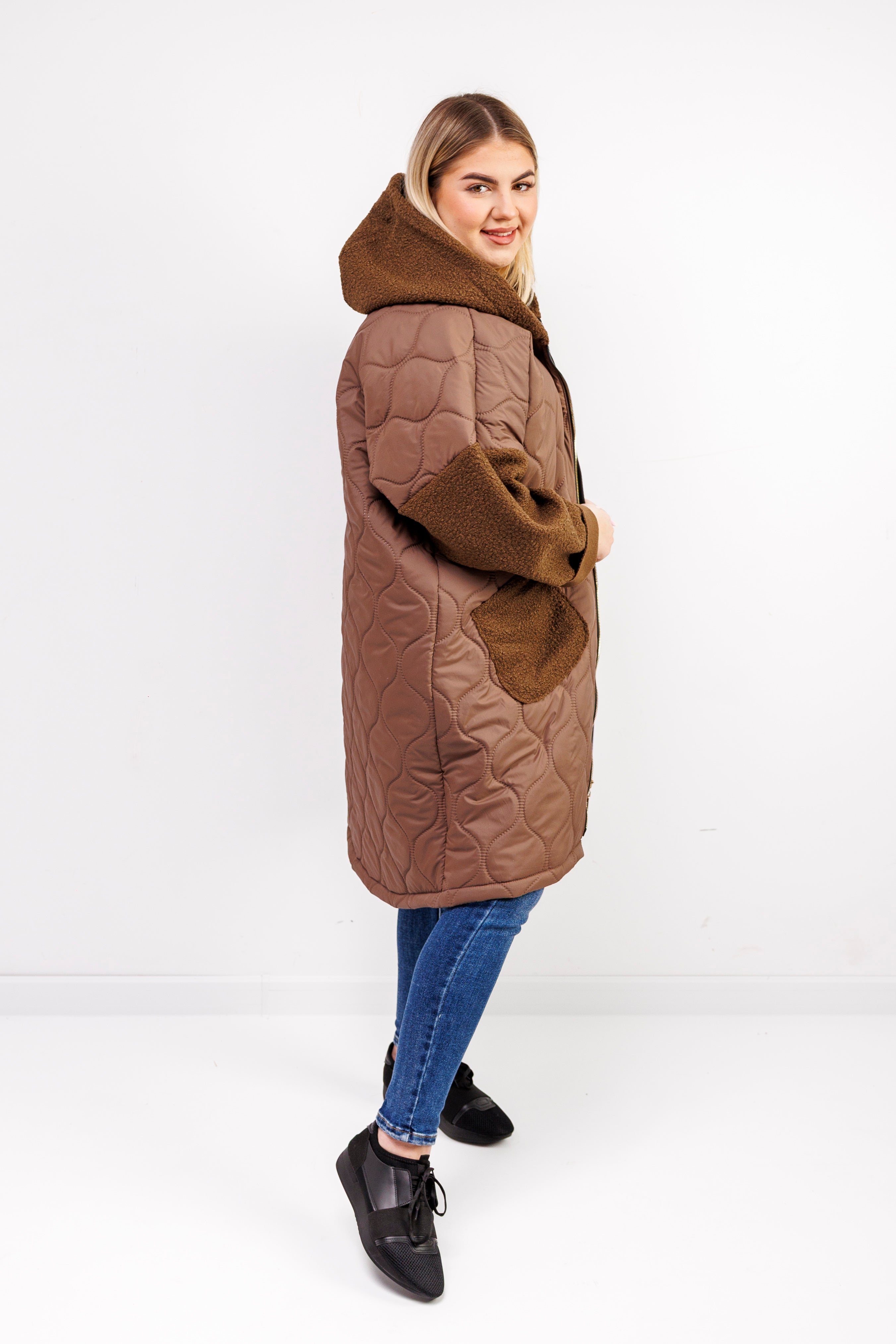 Przejściowy płaszcz damski pikówka oversize z buklą Czekolada