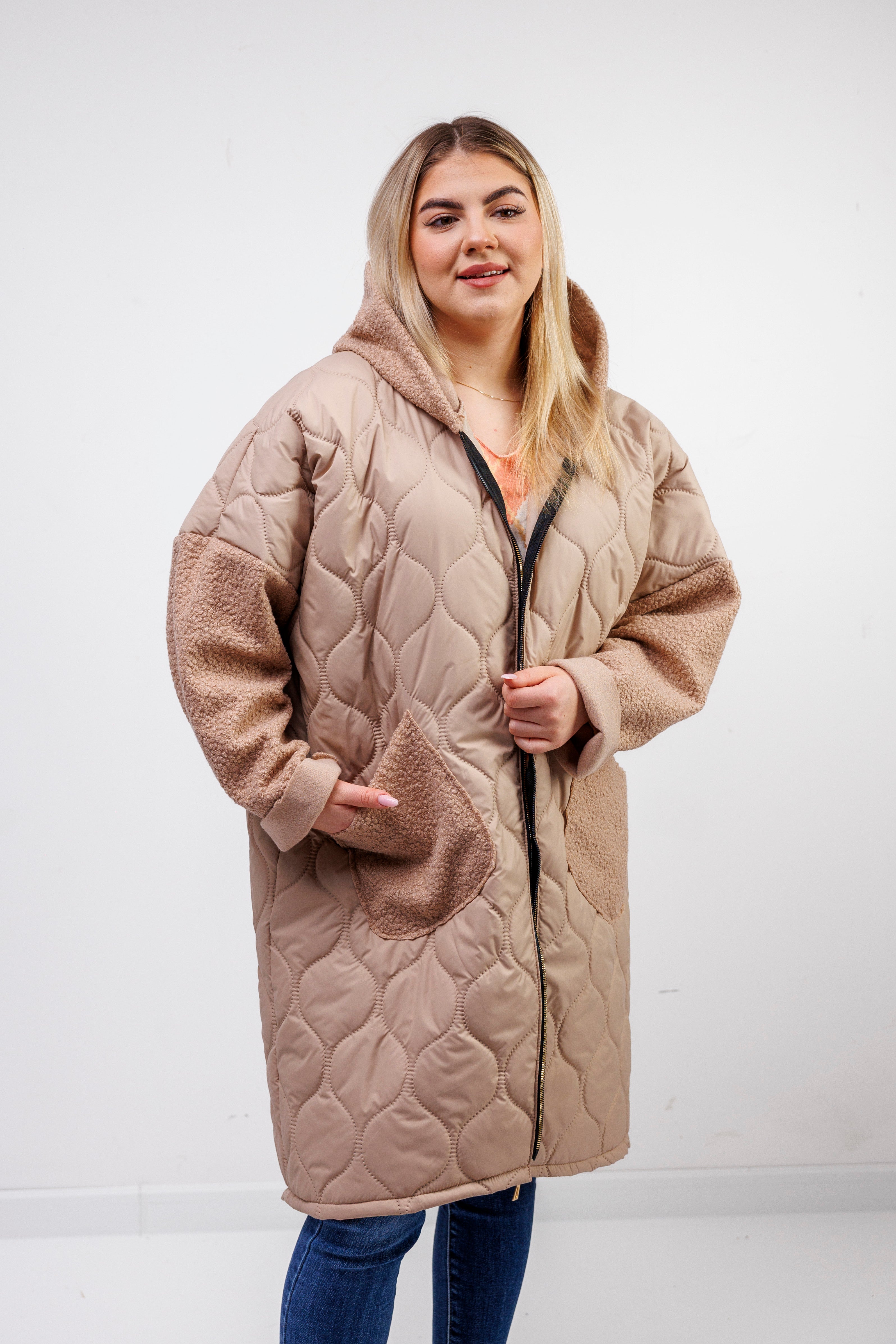 Przejściowy płaszcz damski pikówka oversize z buklą Jasny Beż