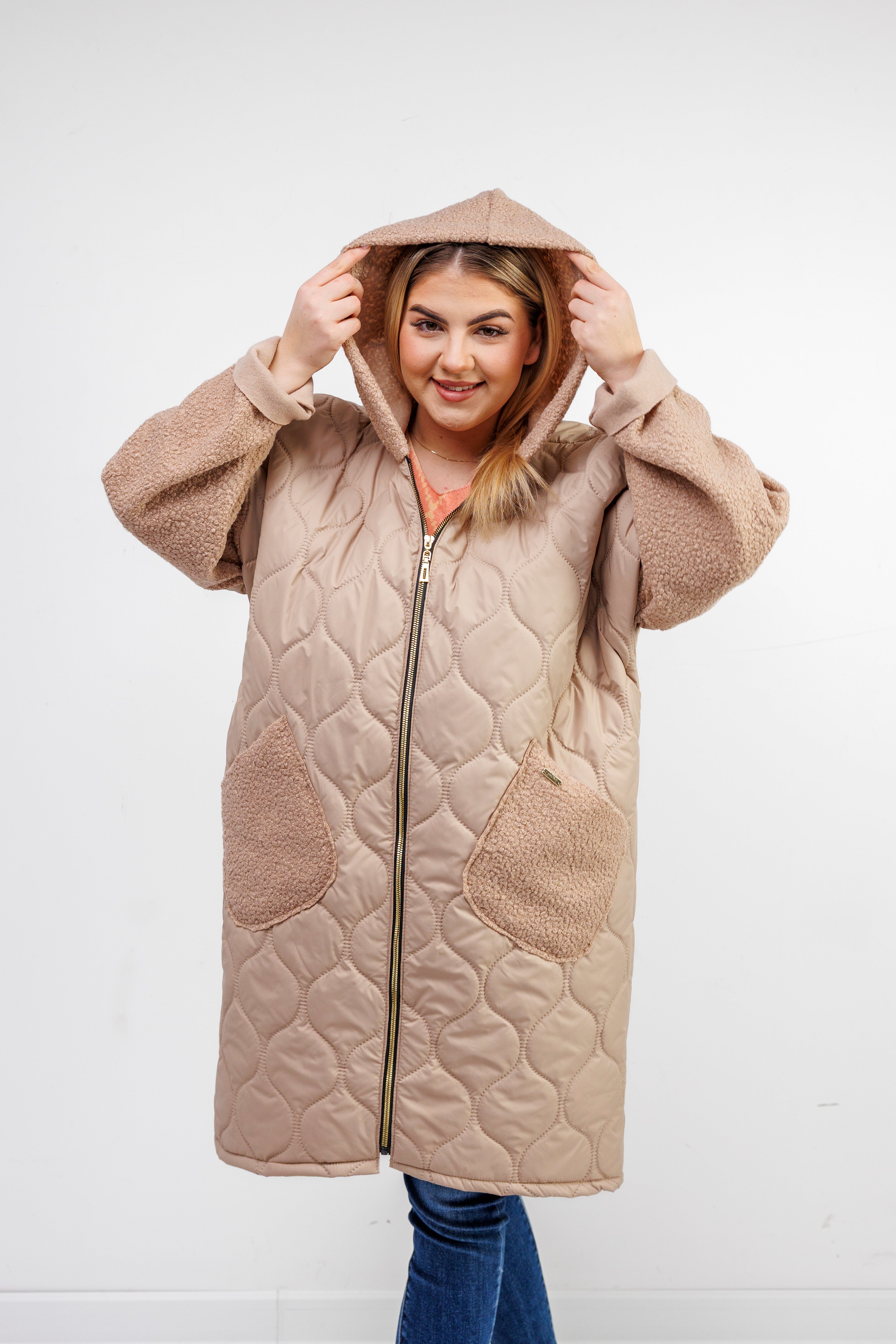 Przejściowy płaszcz damski pikówka oversize z buklą Jasny Beż