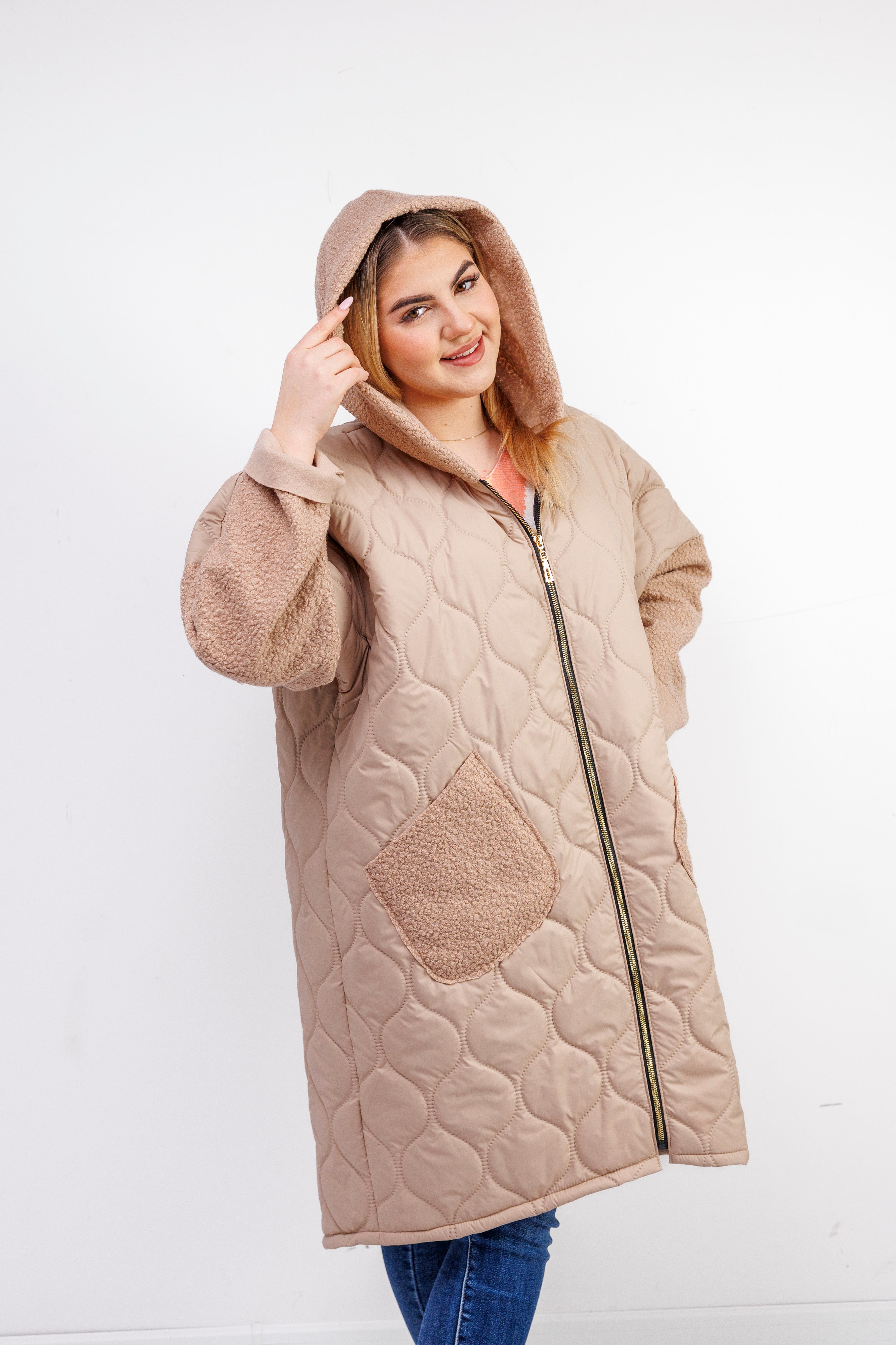 Przejściowy płaszcz damski pikówka oversize z buklą Jasny Beż