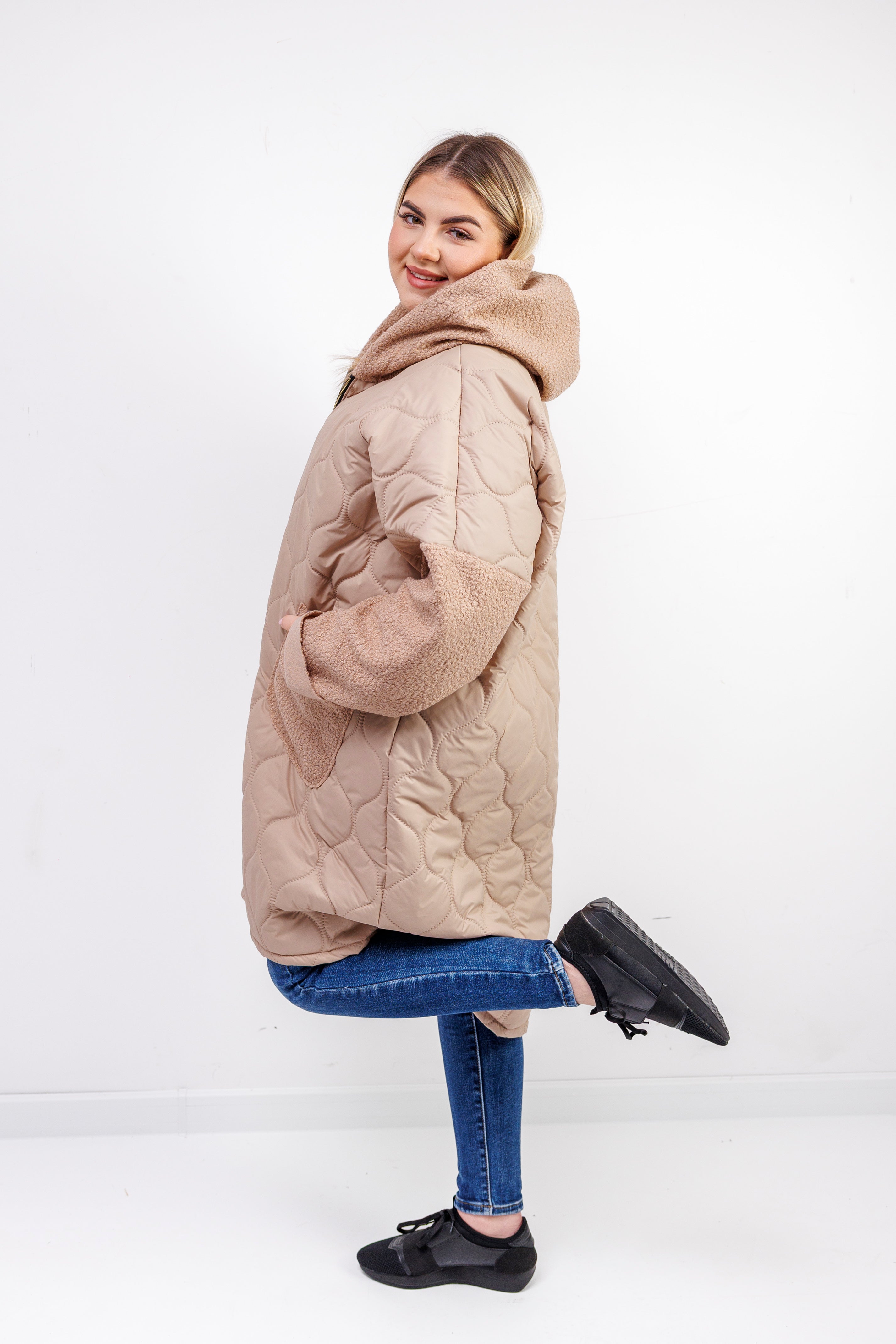 Przejściowy płaszcz damski pikówka oversize z buklą Jasny Beż