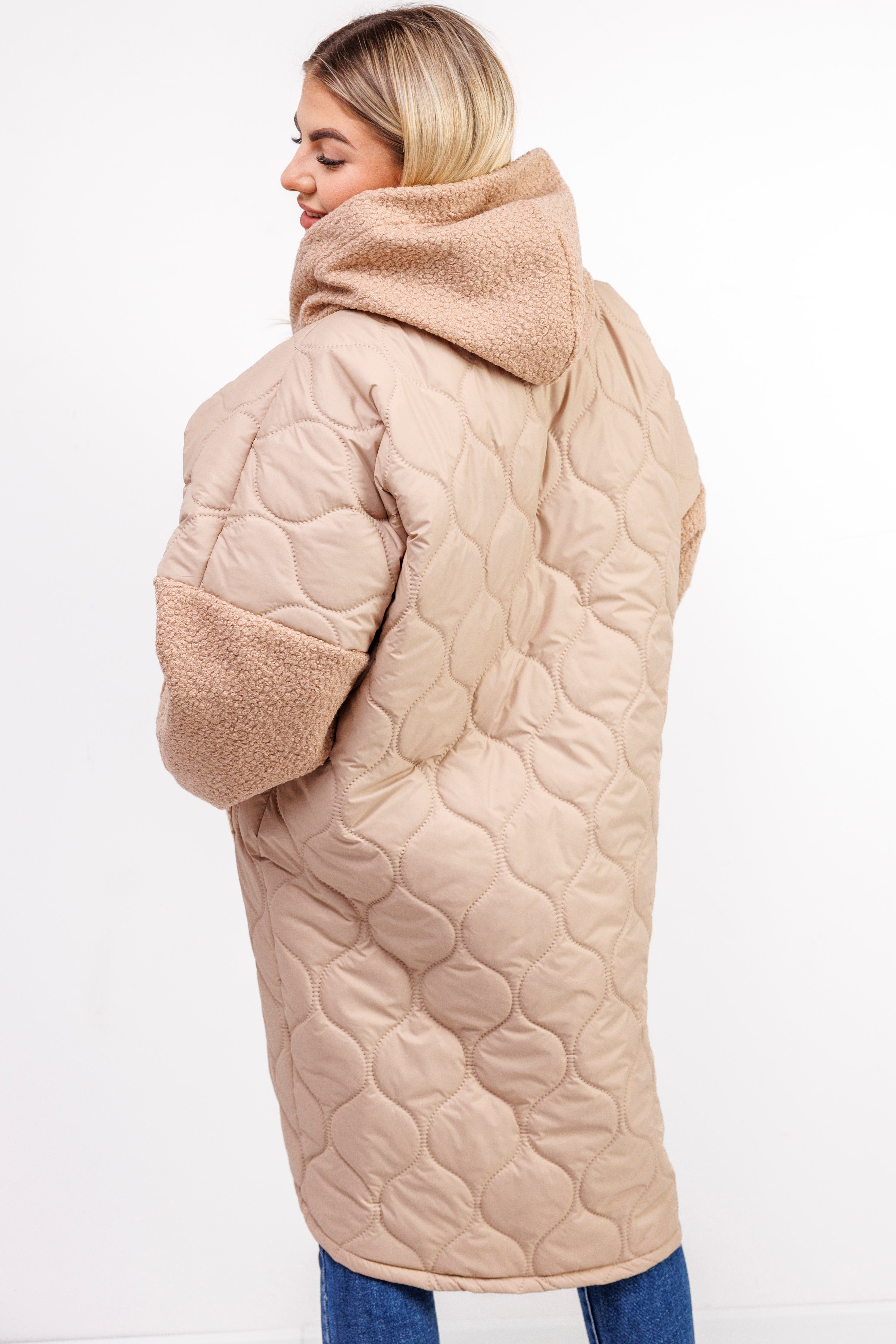 Przejściowy płaszcz damski pikówka oversize z buklą Jasny Beż