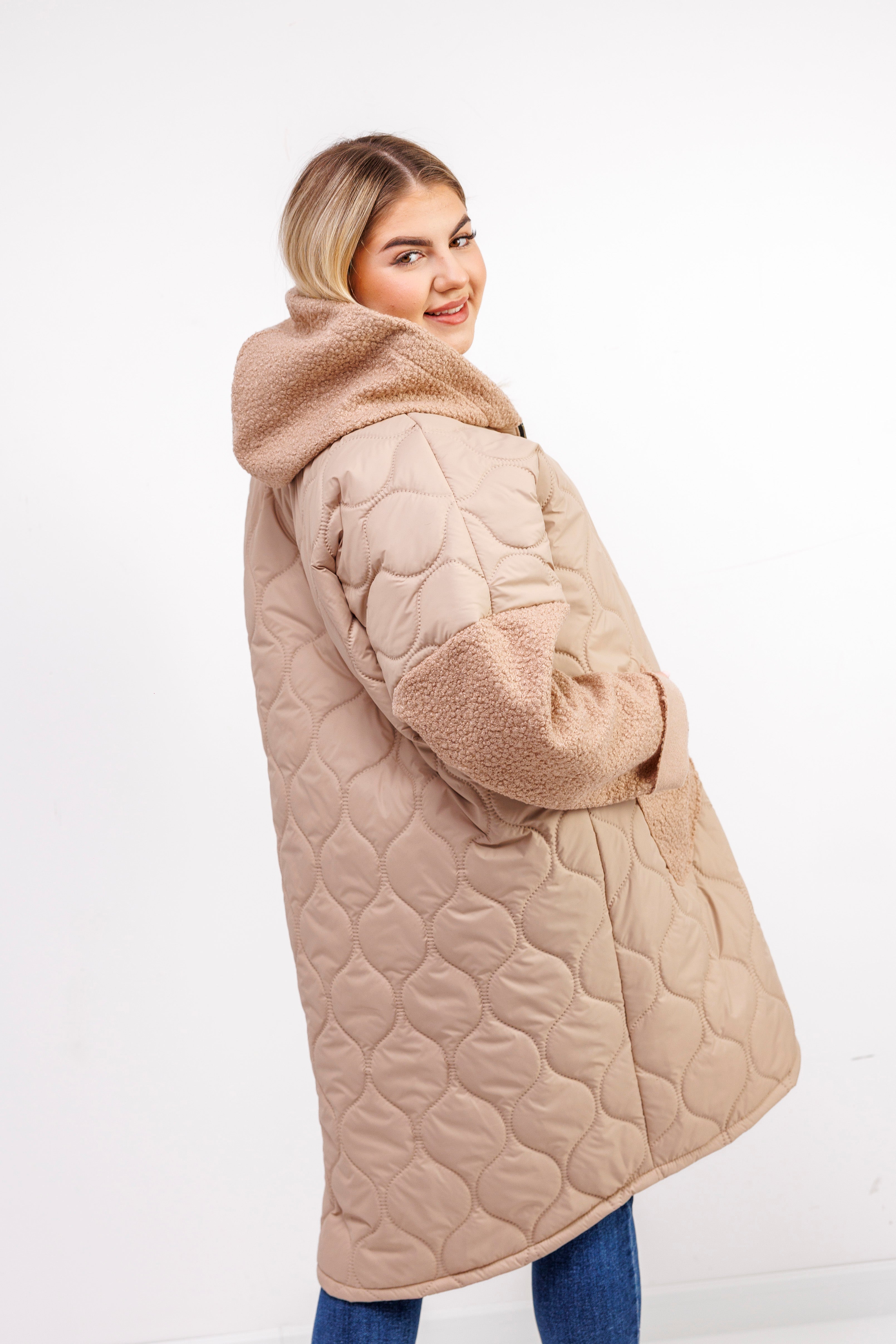 Przejściowy płaszcz damski pikówka oversize z buklą Jasny Beż