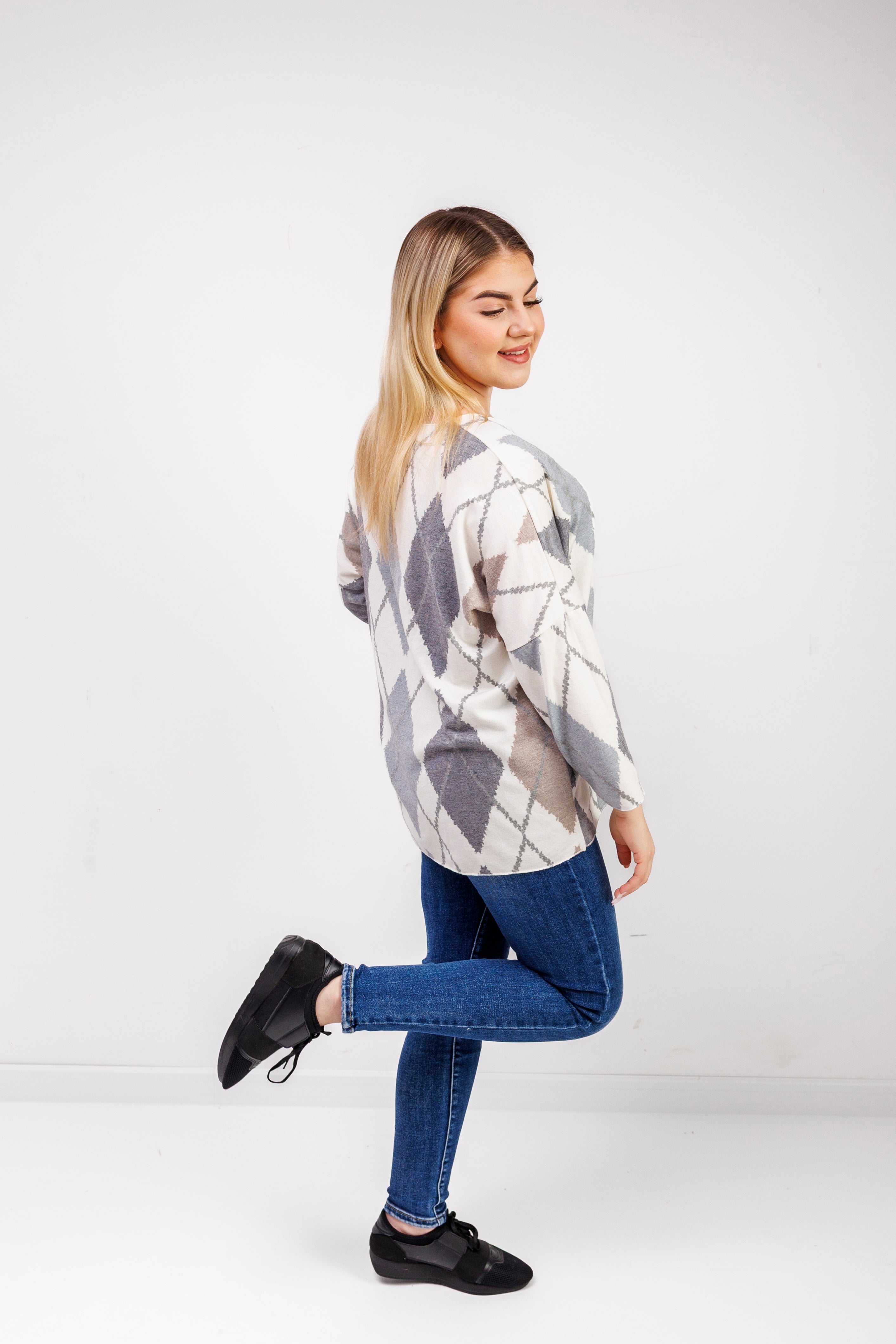 Dzianinowy sweter damski w romby Popiel