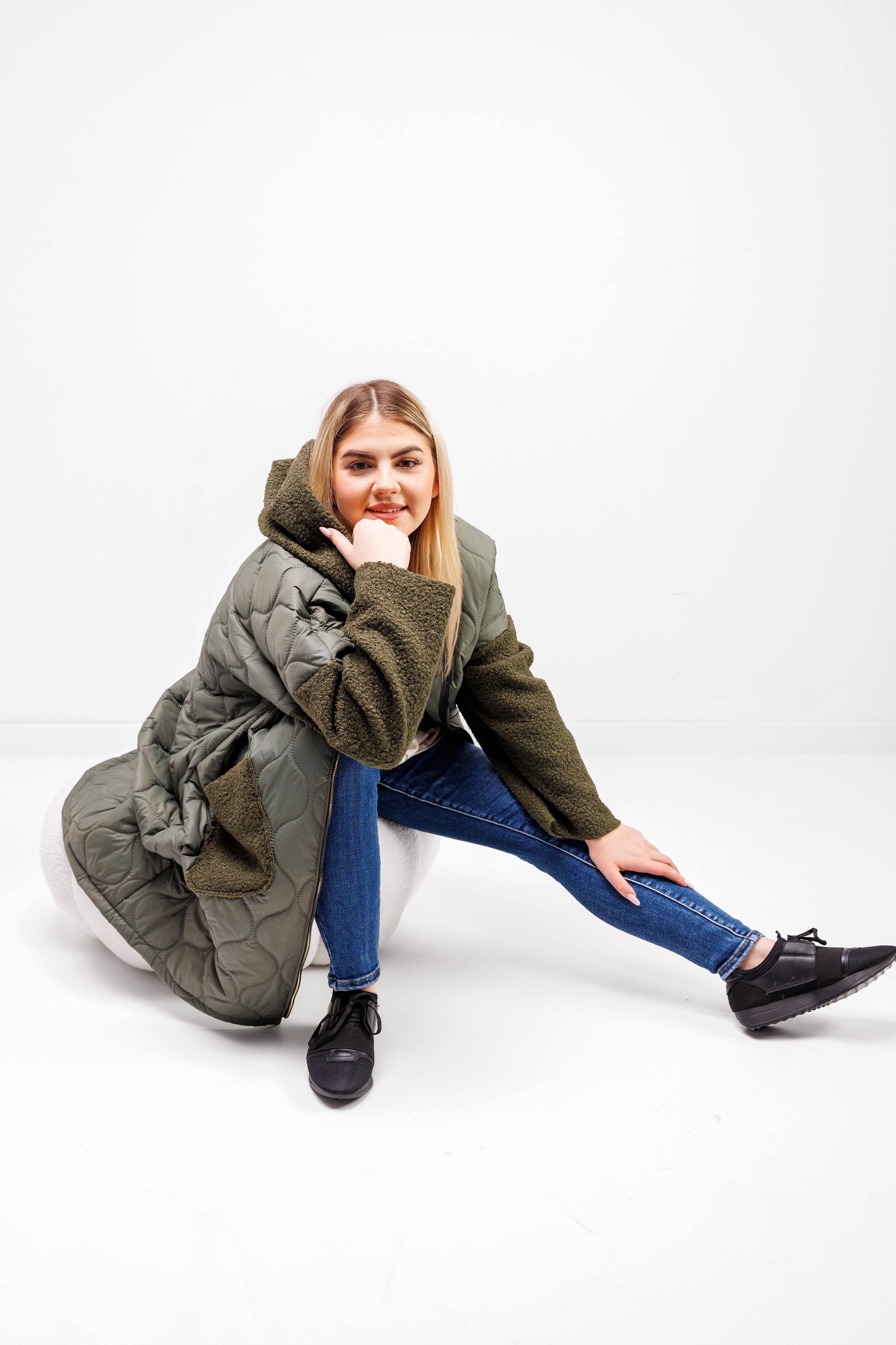 Przejściowy płaszcz damski pikówka oversize z buklą Oliwka