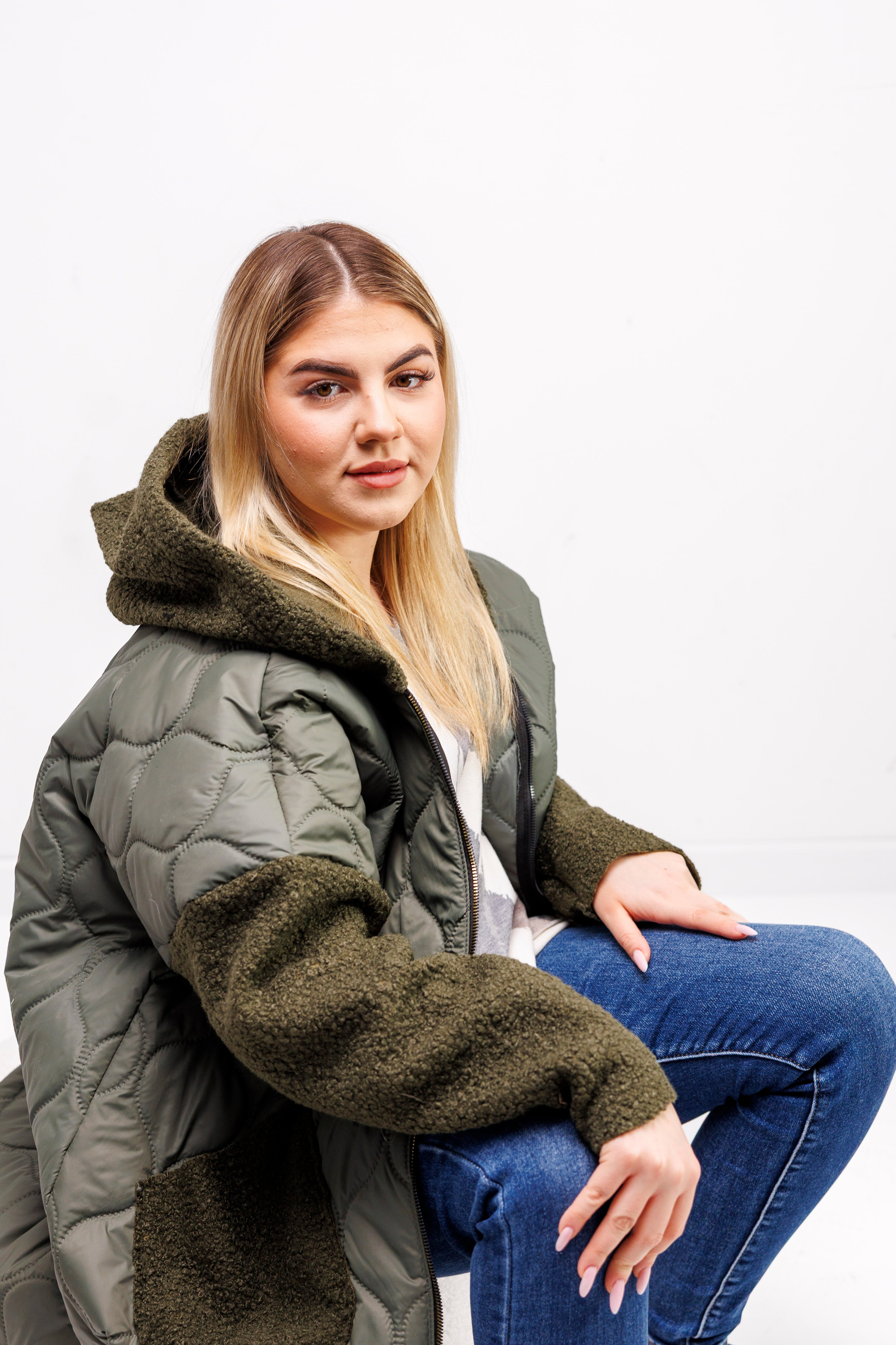 Przejściowy płaszcz damski pikówka oversize z buklą Oliwka