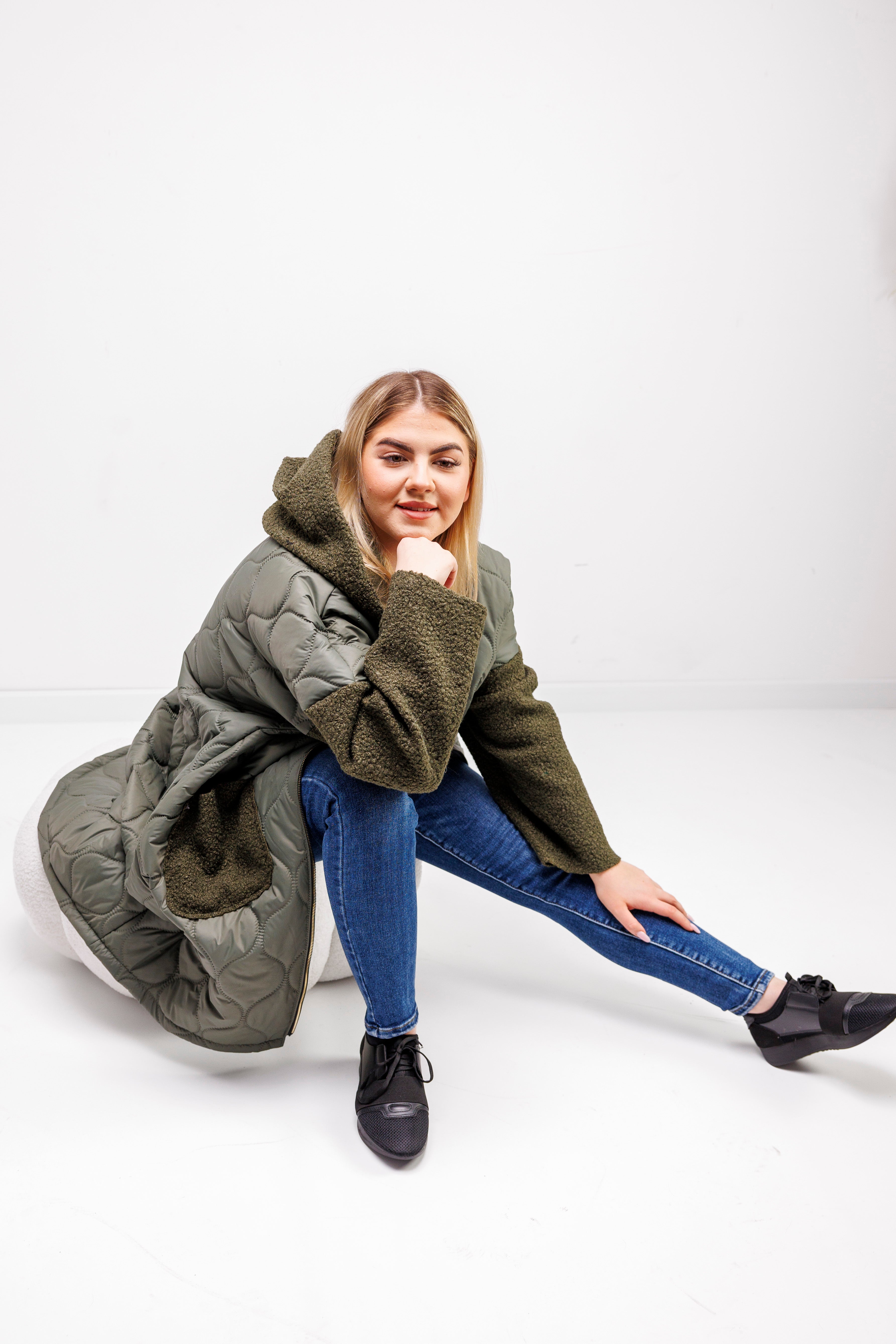 Przejściowy płaszcz damski pikówka oversize z buklą Oliwka