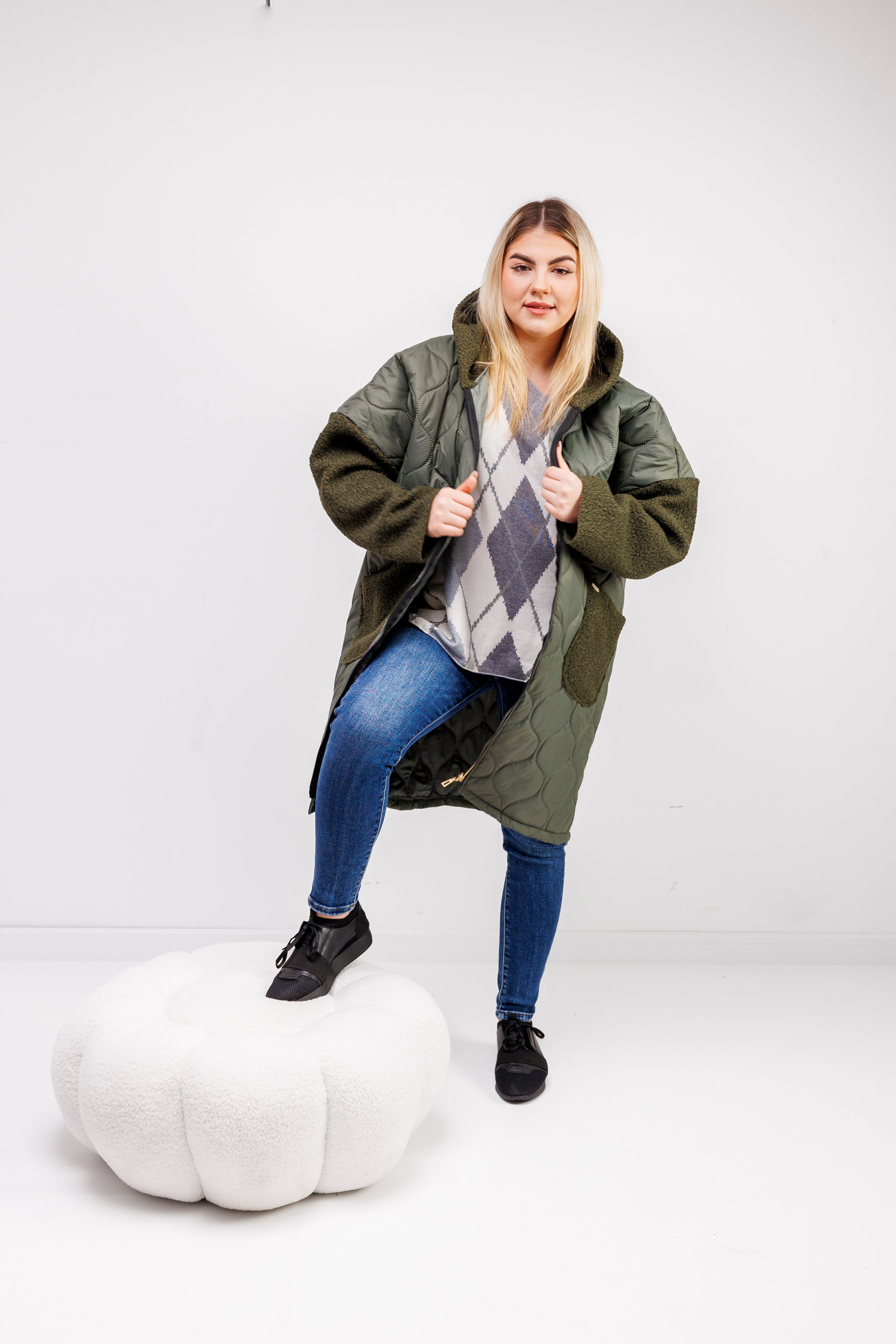 Przejściowy płaszcz damski pikówka oversize z buklą Oliwka