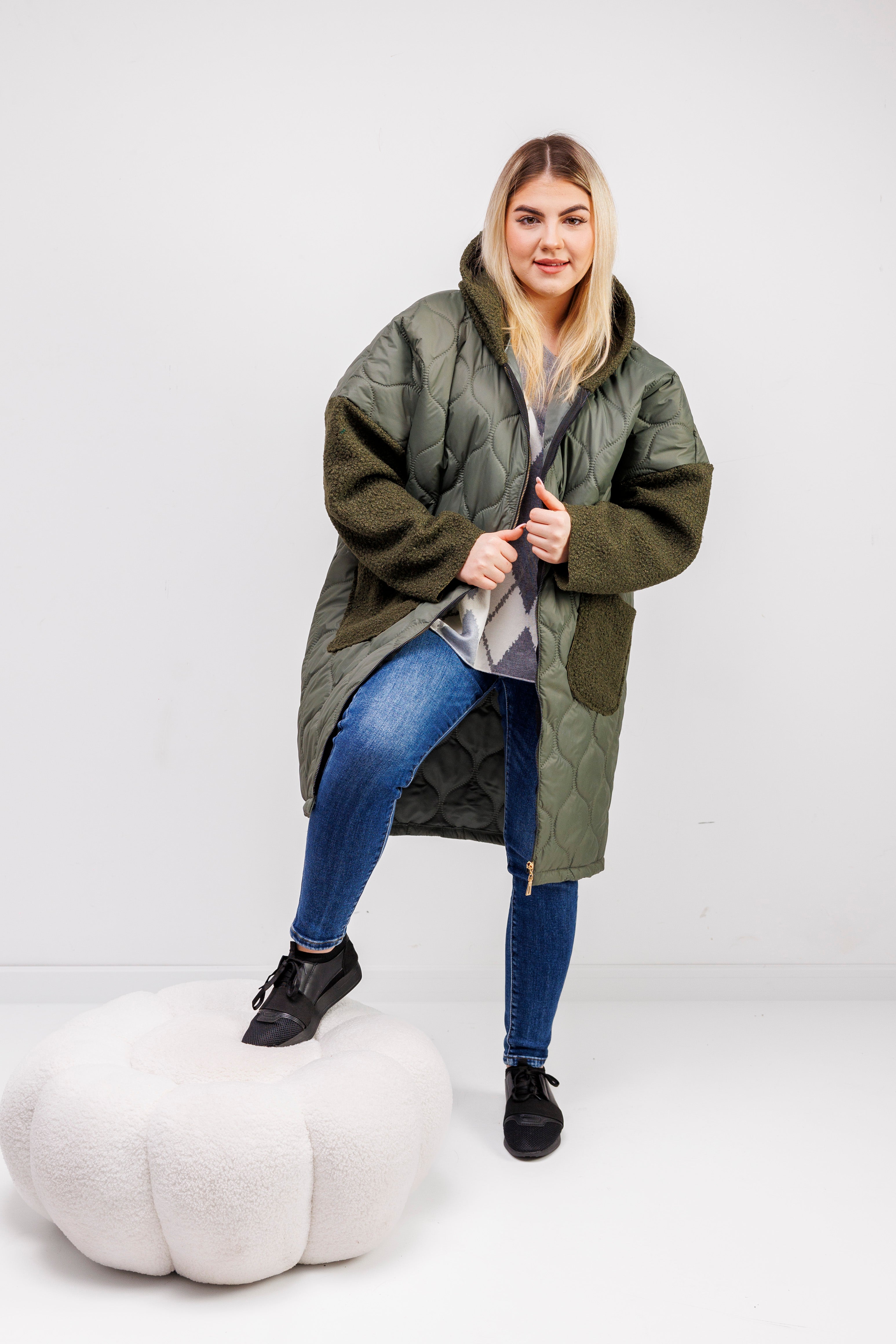 Przejściowy płaszcz damski pikówka oversize z buklą Oliwka