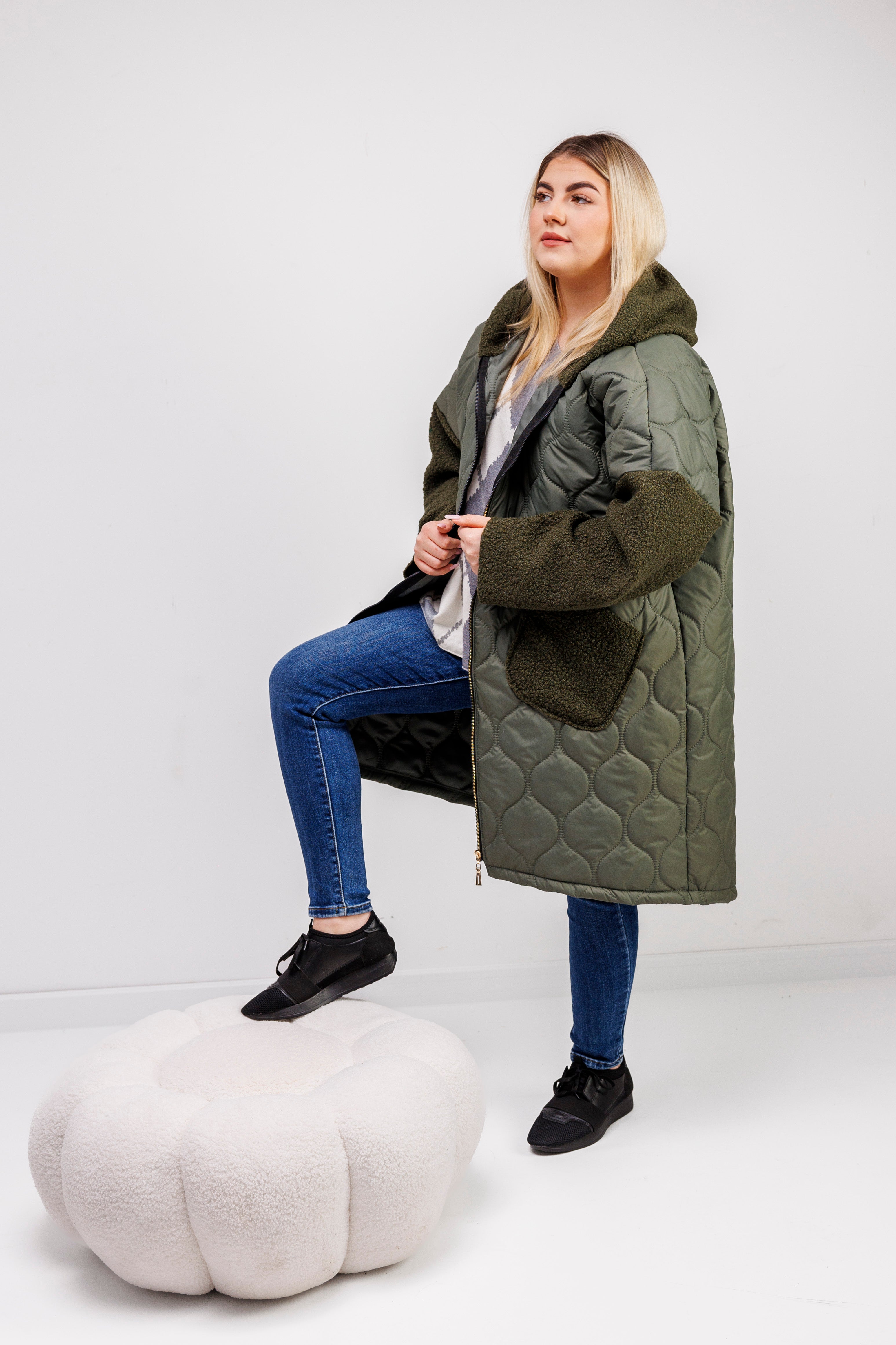 Przejściowy płaszcz damski pikówka oversize z buklą Oliwka