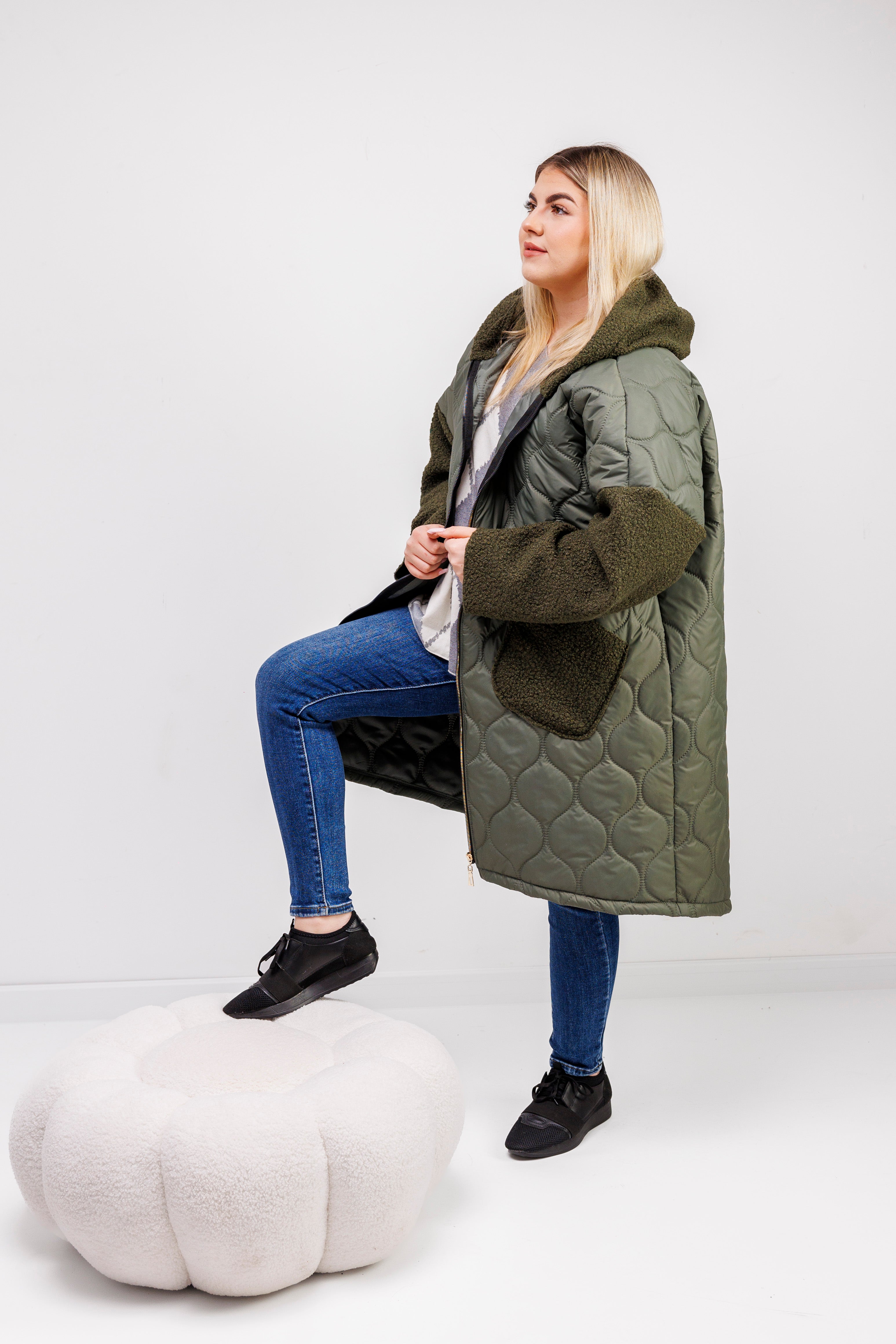 Przejściowy płaszcz damski pikówka oversize z buklą Oliwka