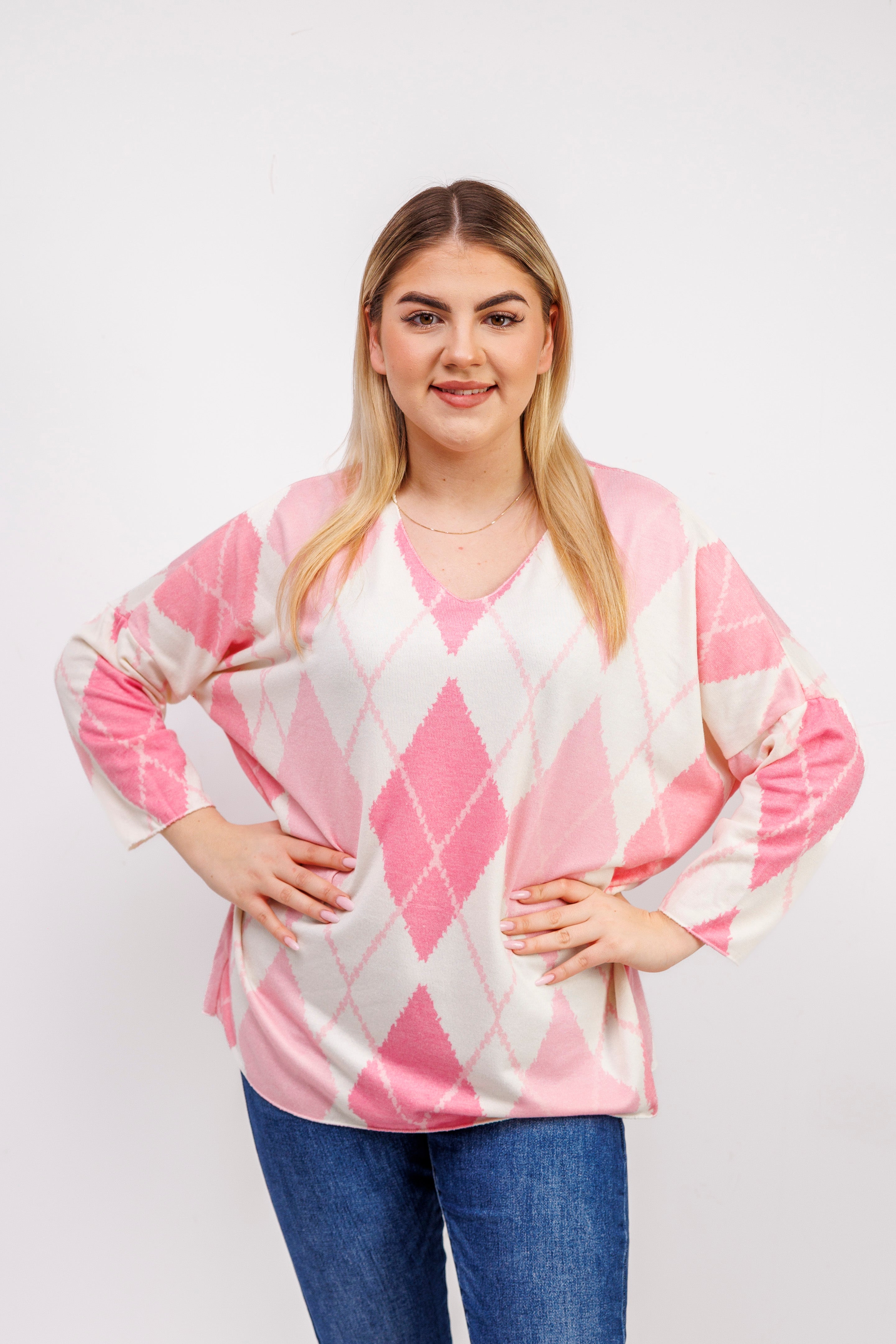 Dzianinowy sweter damski w romby Rożowy