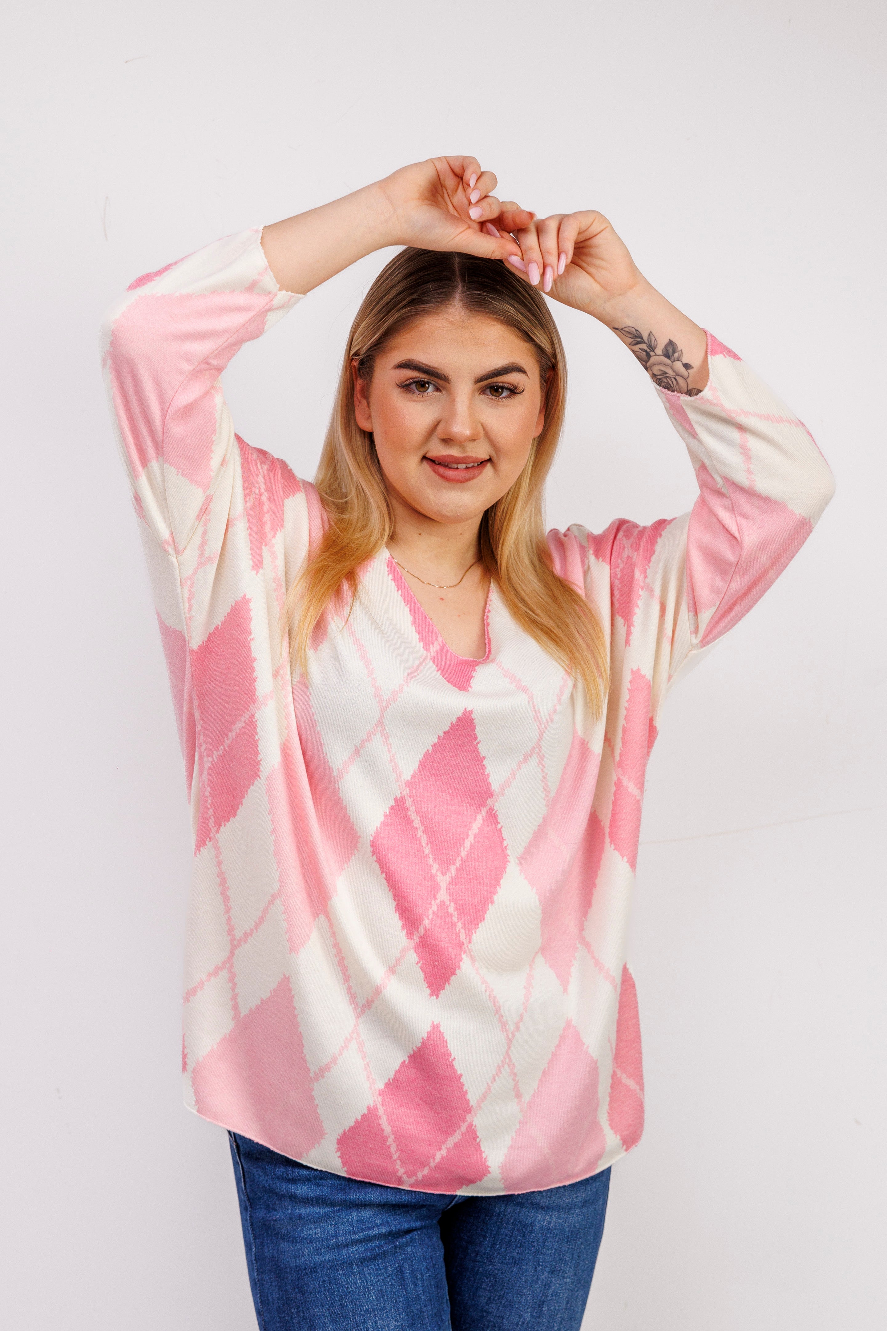 Dzianinowy sweter damski w romby Rożowy