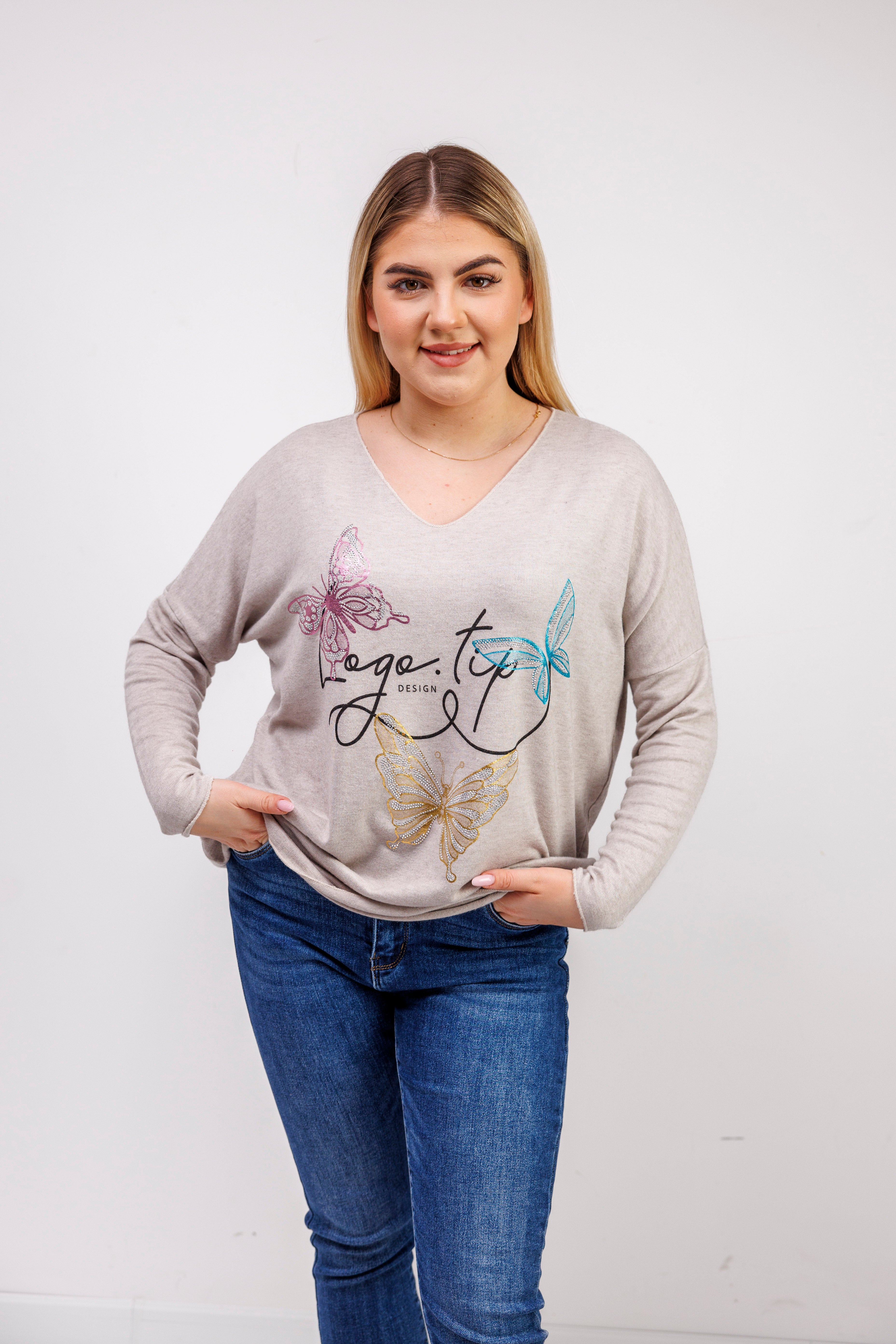 Sweterek z dekoltem V i ozdobnymi motylami Jasny Beż