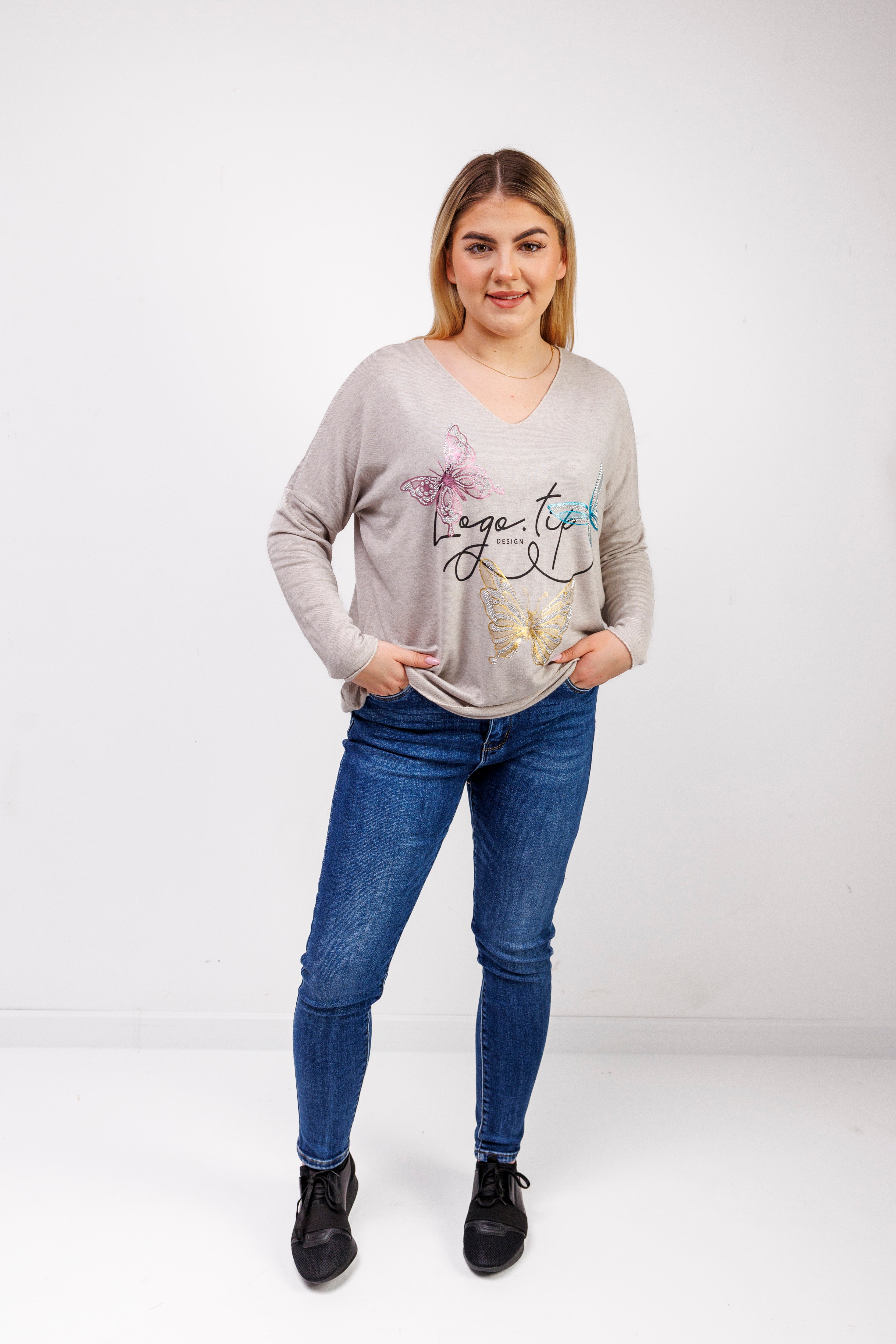 Sweterek z dekoltem V i ozdobnymi motylami Jasny Beż