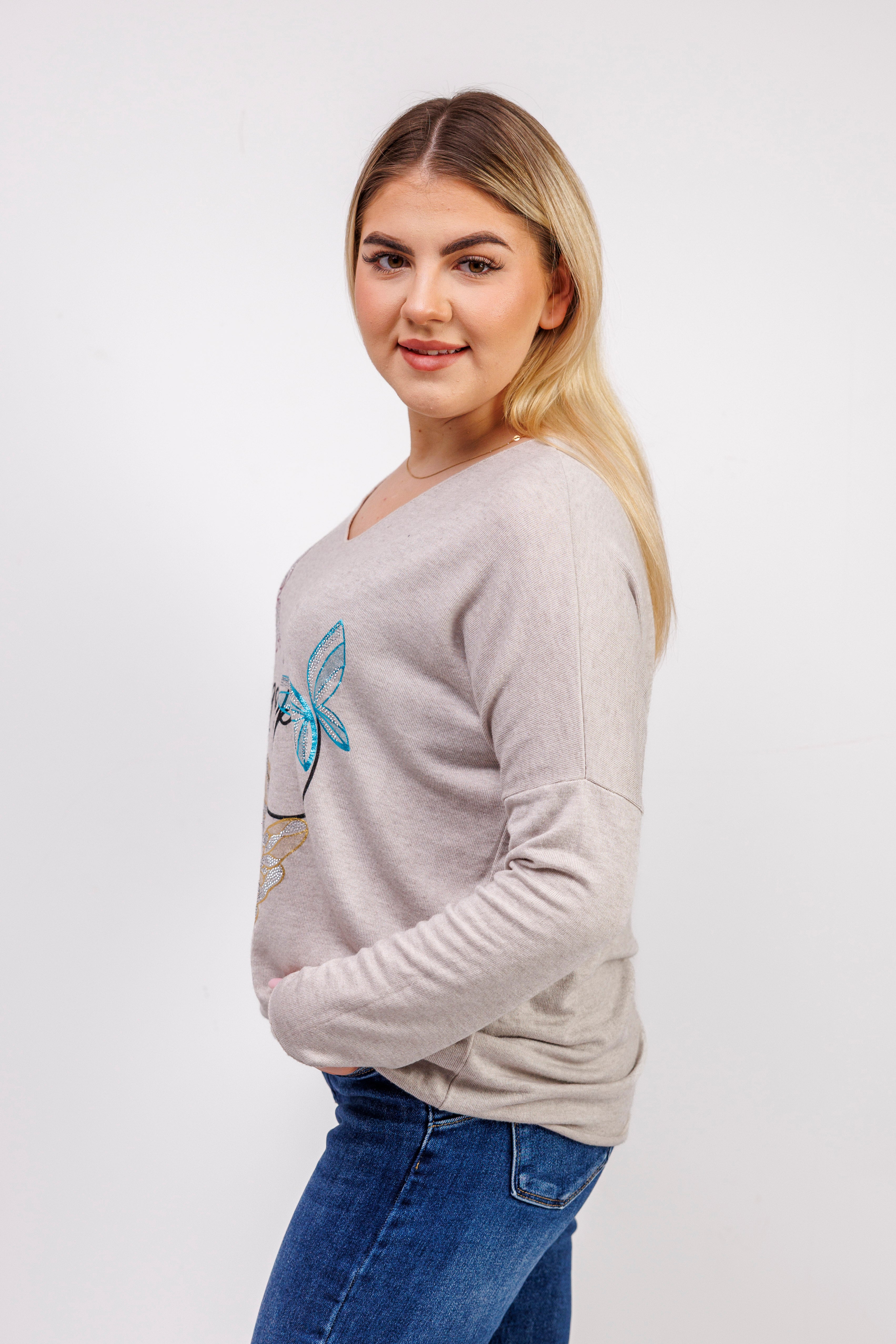 Sweterek z dekoltem V i ozdobnymi motylami Jasny Beż