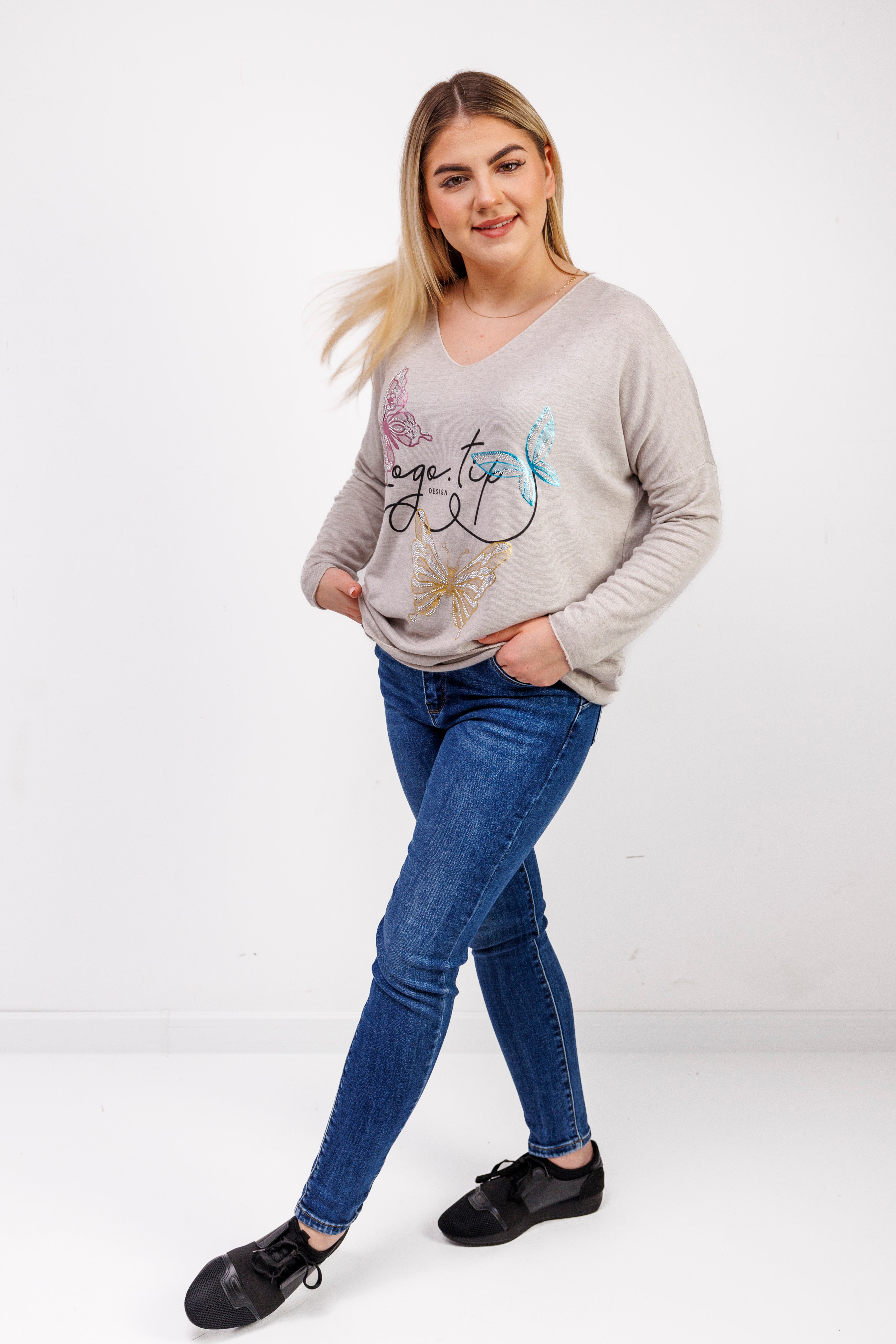 Sweterek z dekoltem V i ozdobnymi motylami Jasny Beż