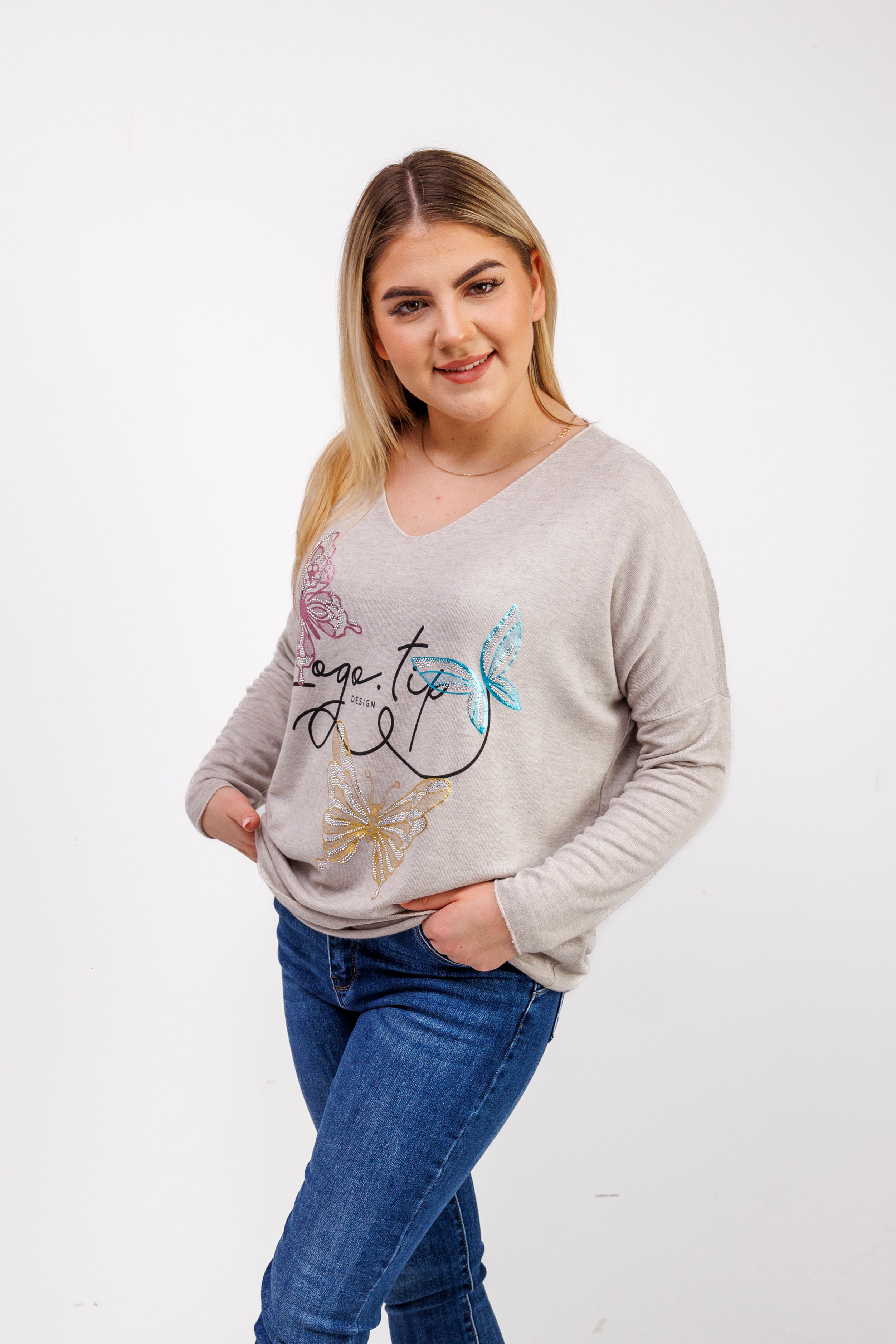 Sweterek z dekoltem V i ozdobnymi motylami Jasny Beż