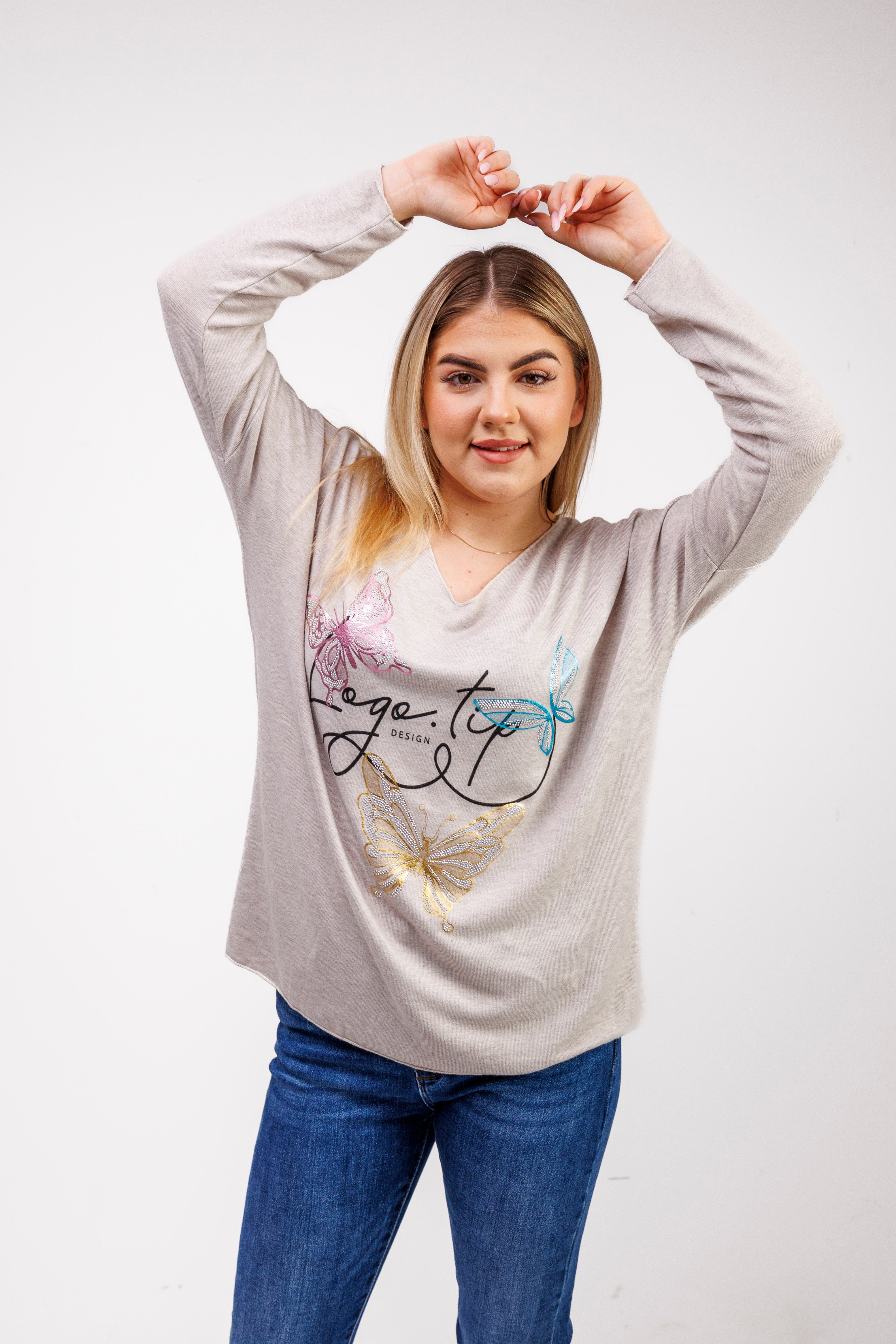 Sweterek z dekoltem V i ozdobnymi motylami Jasny Beż