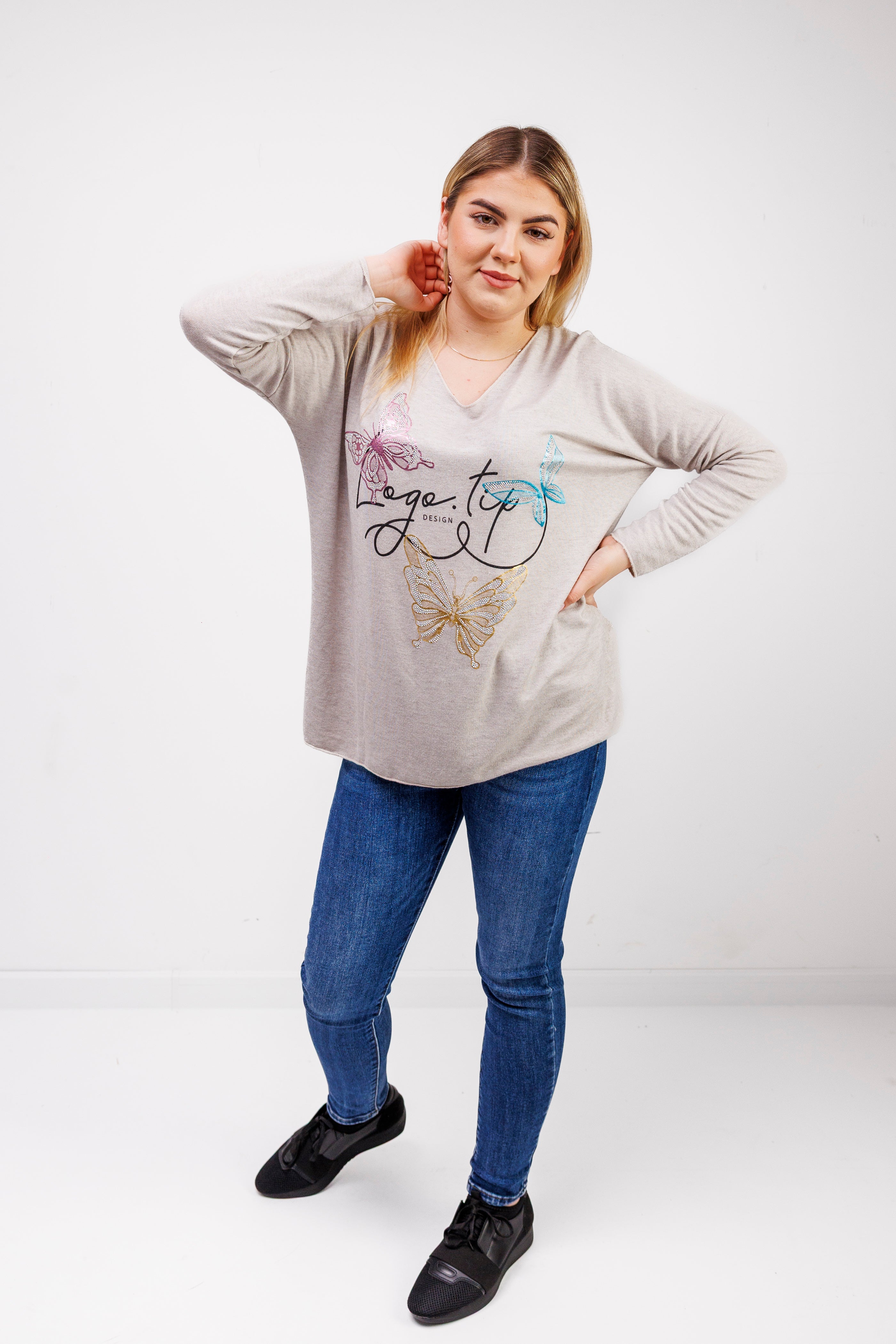 Sweterek z dekoltem V i ozdobnymi motylami Jasny Beż