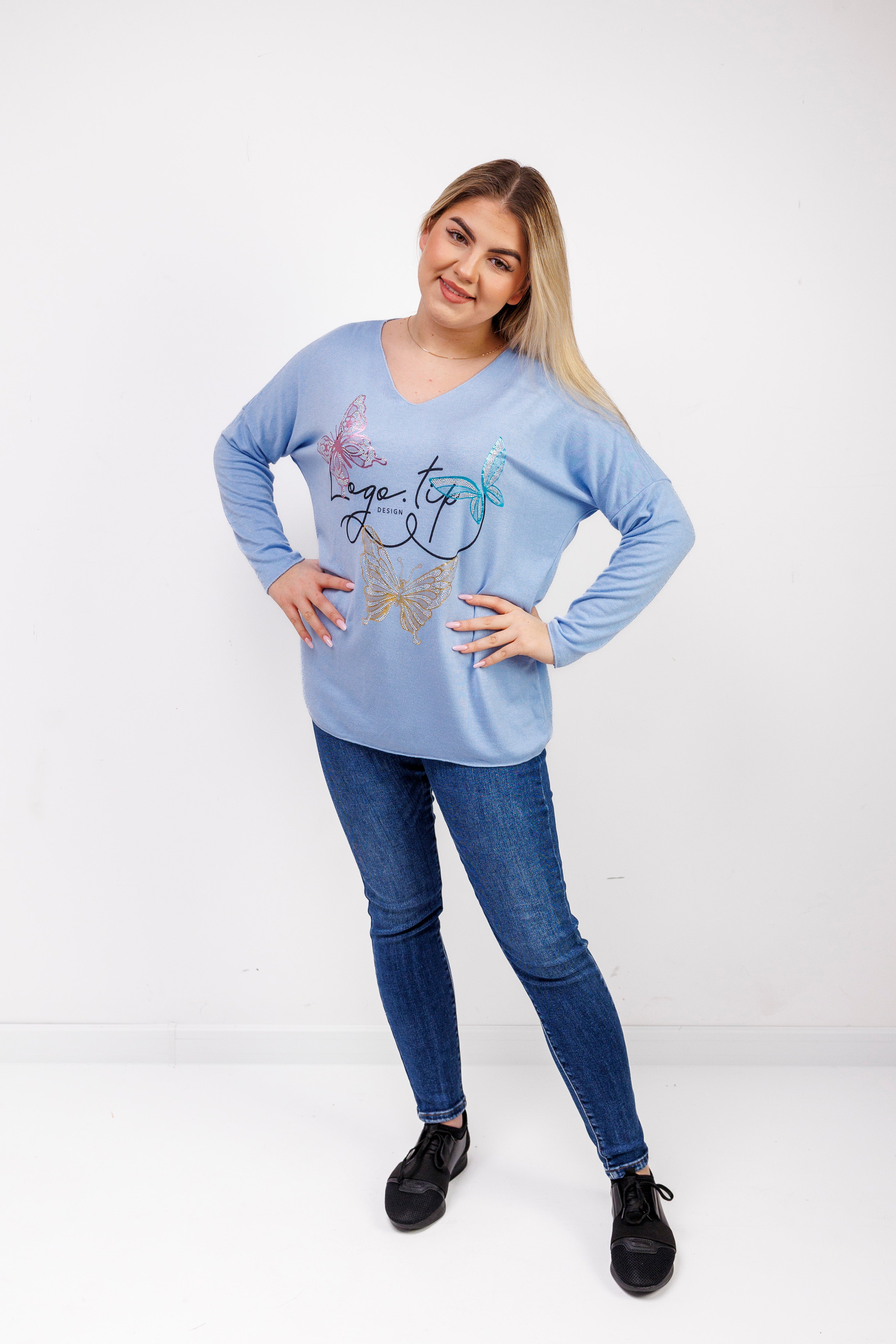 Sweterek z dekoltem V i ozdobnymi motylami Błękit