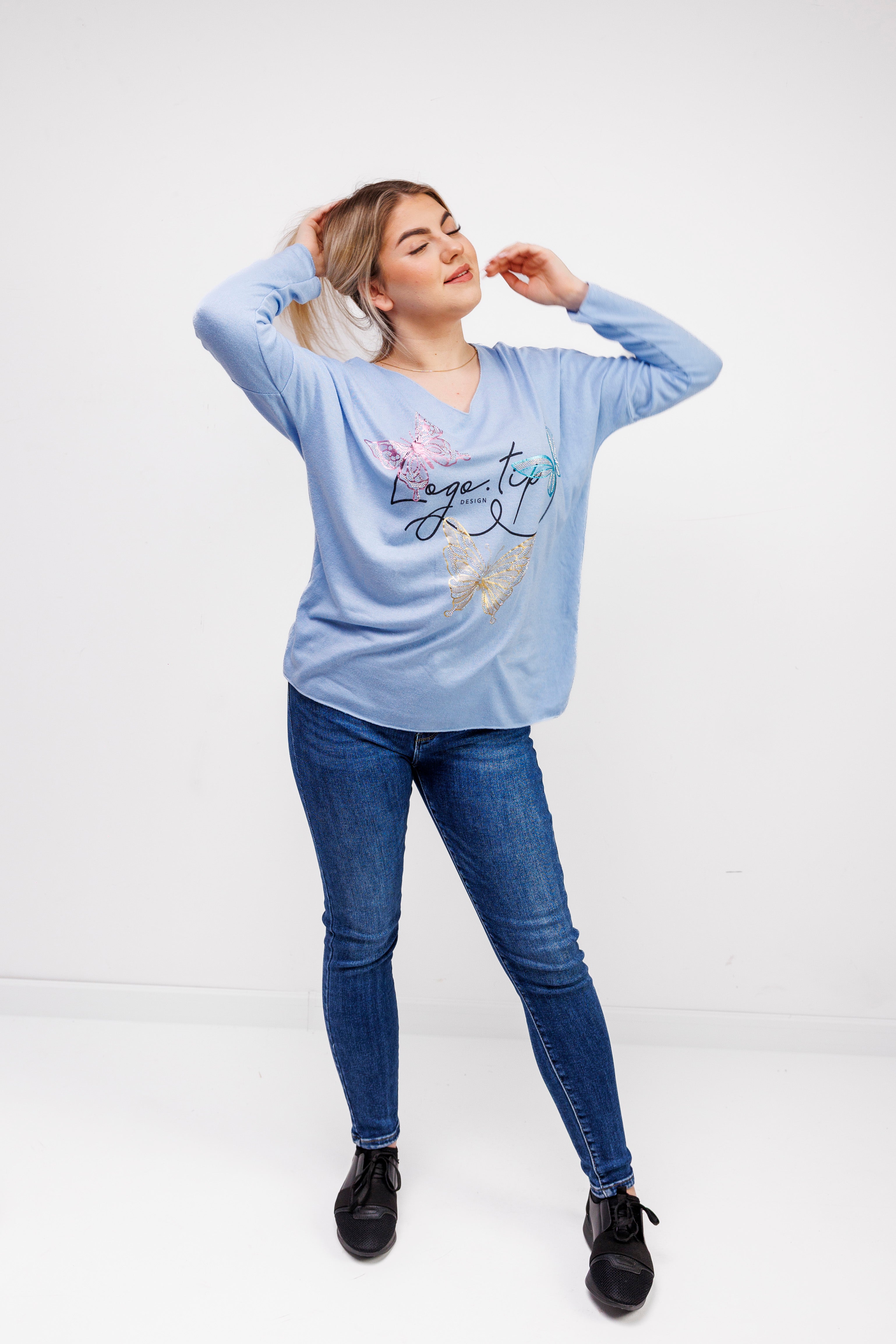 Sweterek z dekoltem V i ozdobnymi motylami Błękit