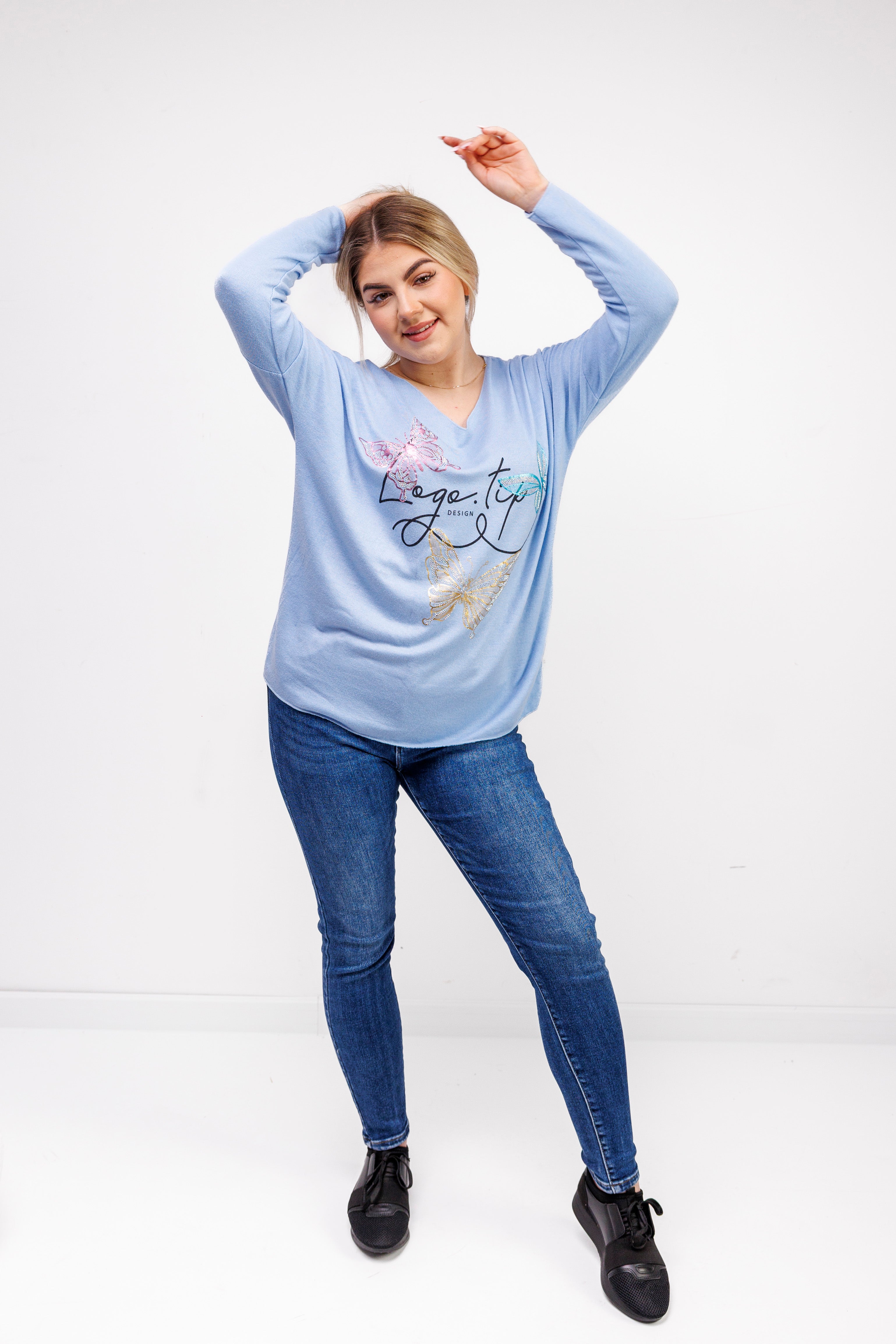 Sweterek z dekoltem V i ozdobnymi motylami Błękit