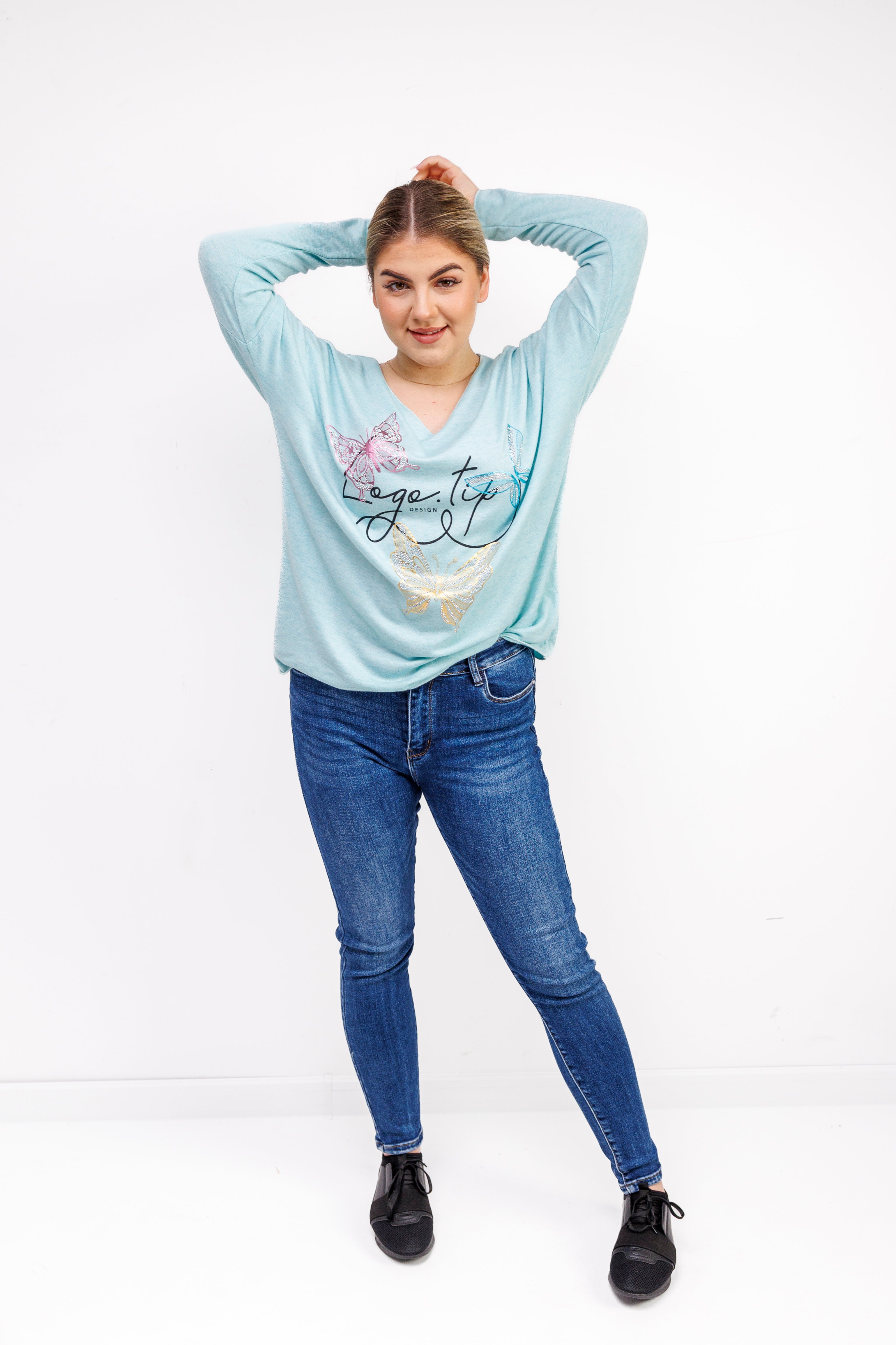 Sweterek z dekoltem V i ozdobnymi motylami Mięta