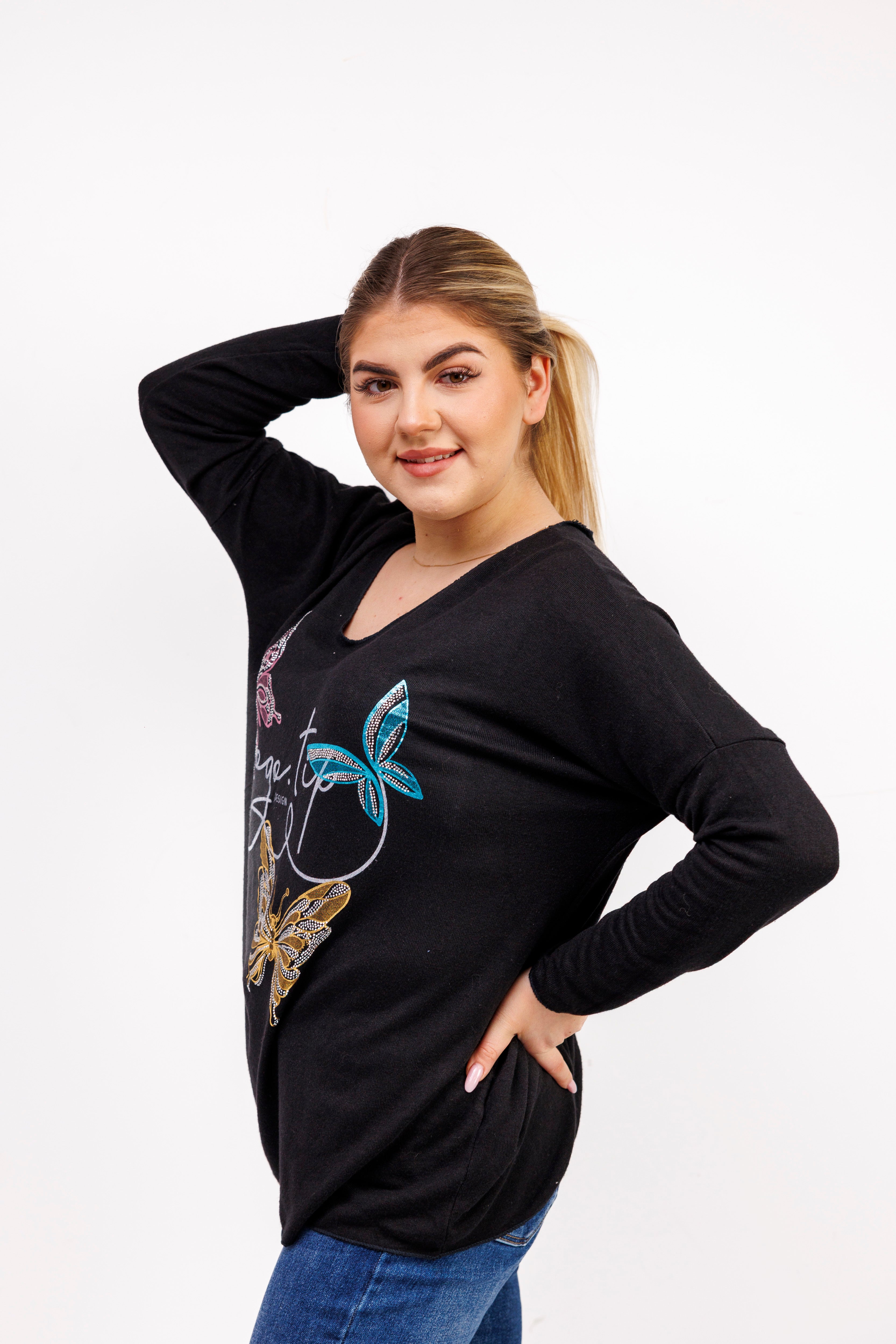 Sweterek z dekoltem V i ozdobnymi motylami Czarny