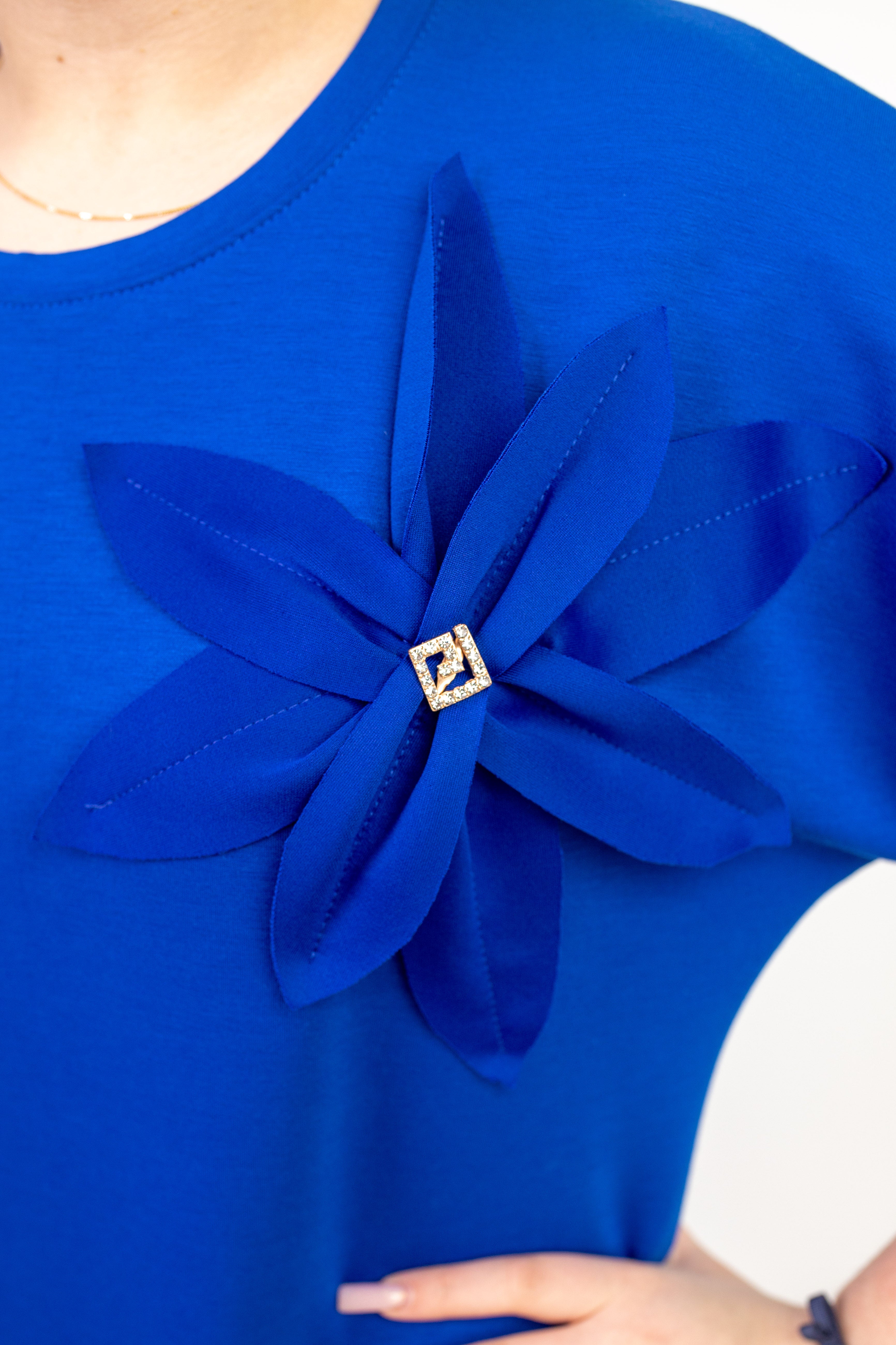 Sukienka oversize z dekoracyjnym kwiatem i kieszeniami masełko Chaber