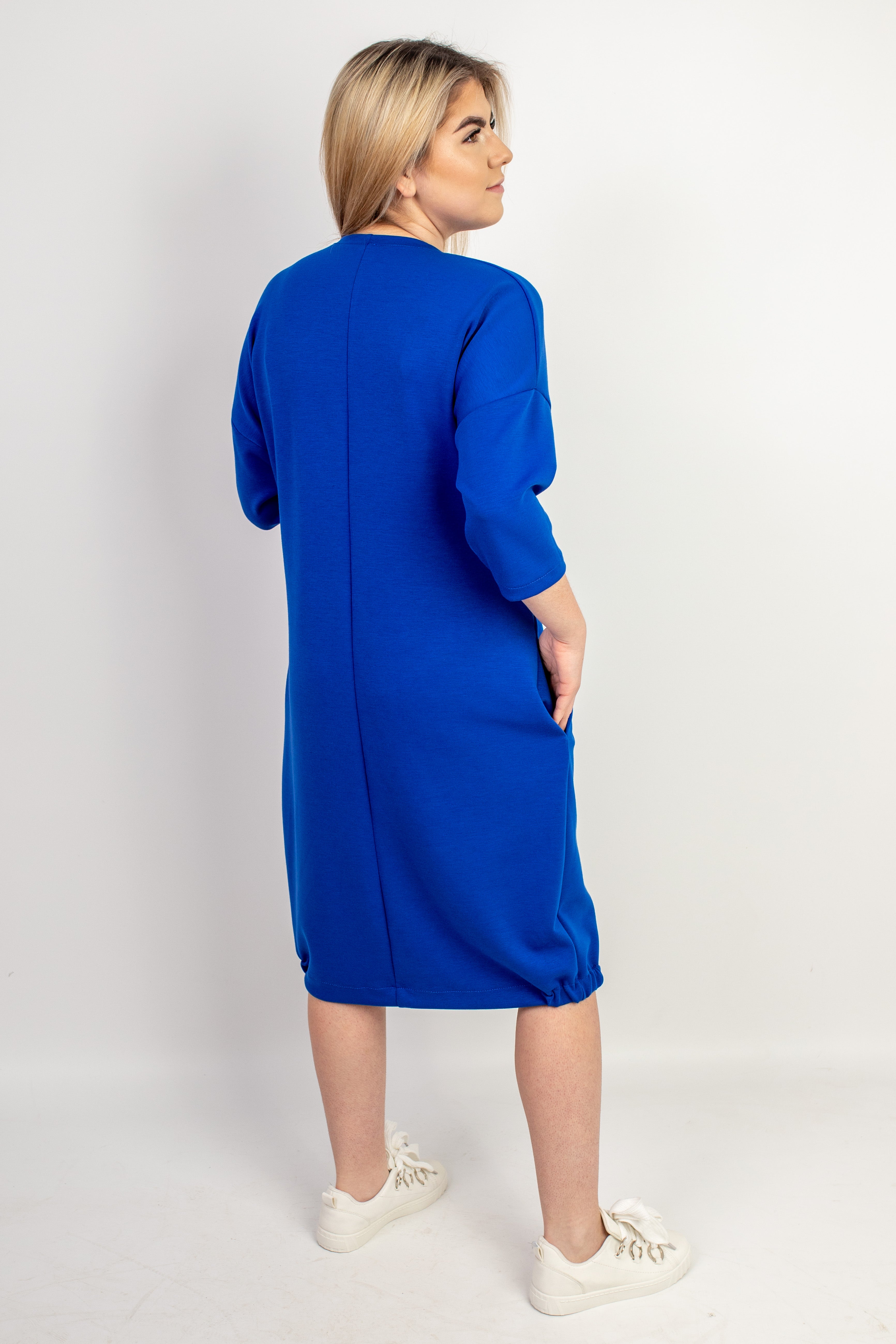 Sukienka oversize z dekoracyjnym kwiatem i kieszeniami masełko Chaber