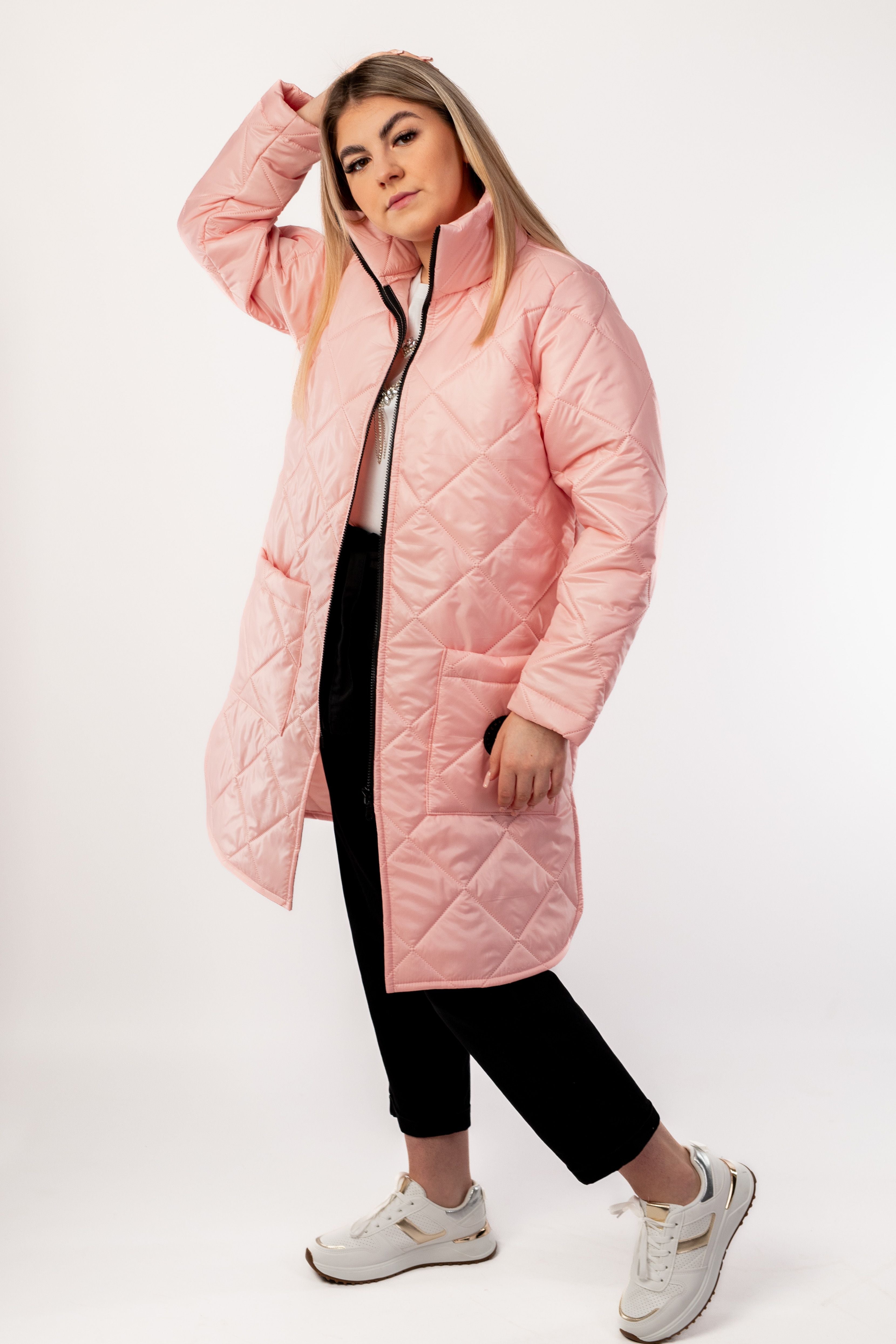 Wiosenna modna kurtka pikowana z tarczą Pudrowy Róż