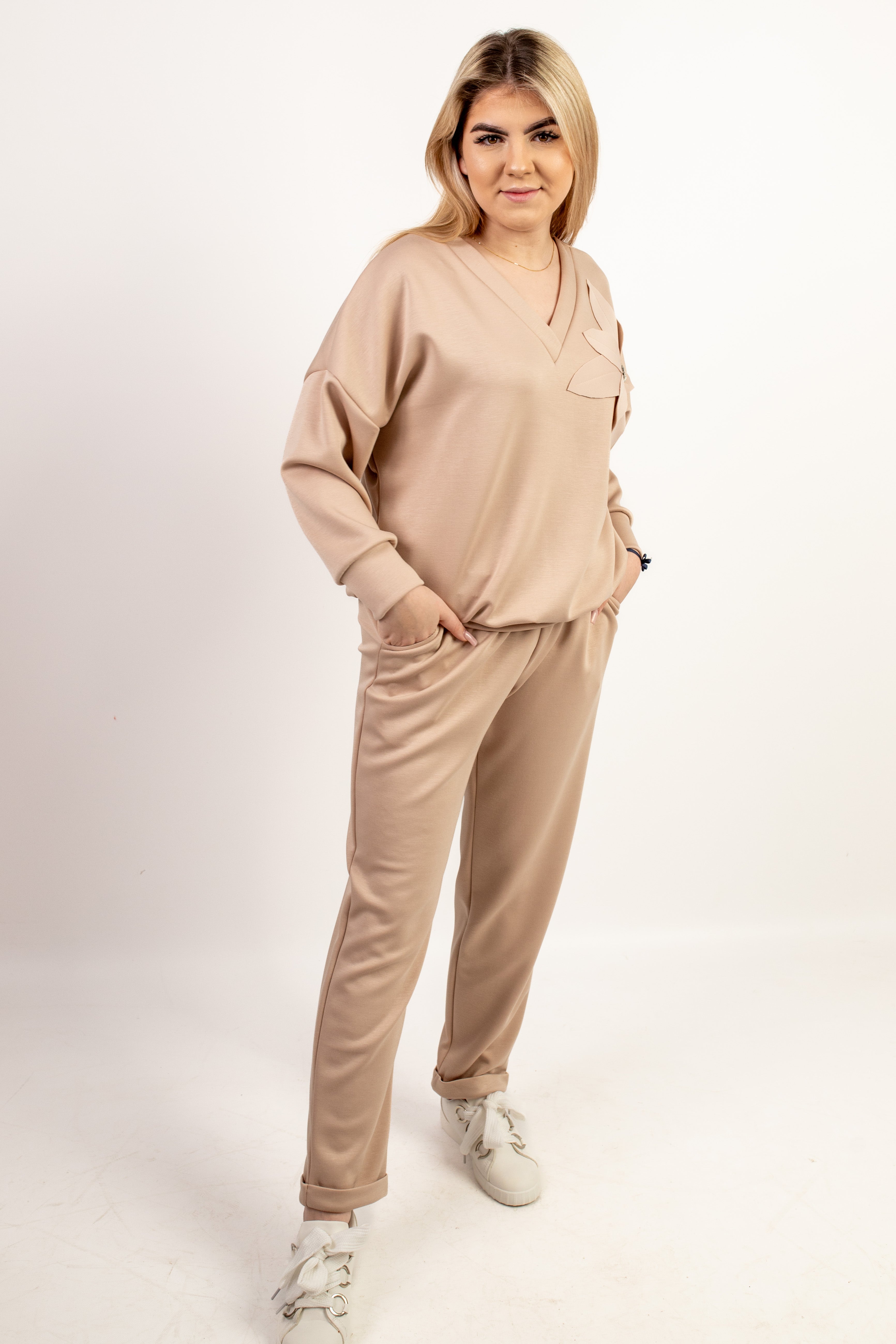 Elegancko-sportowy kobiecy dres Beż