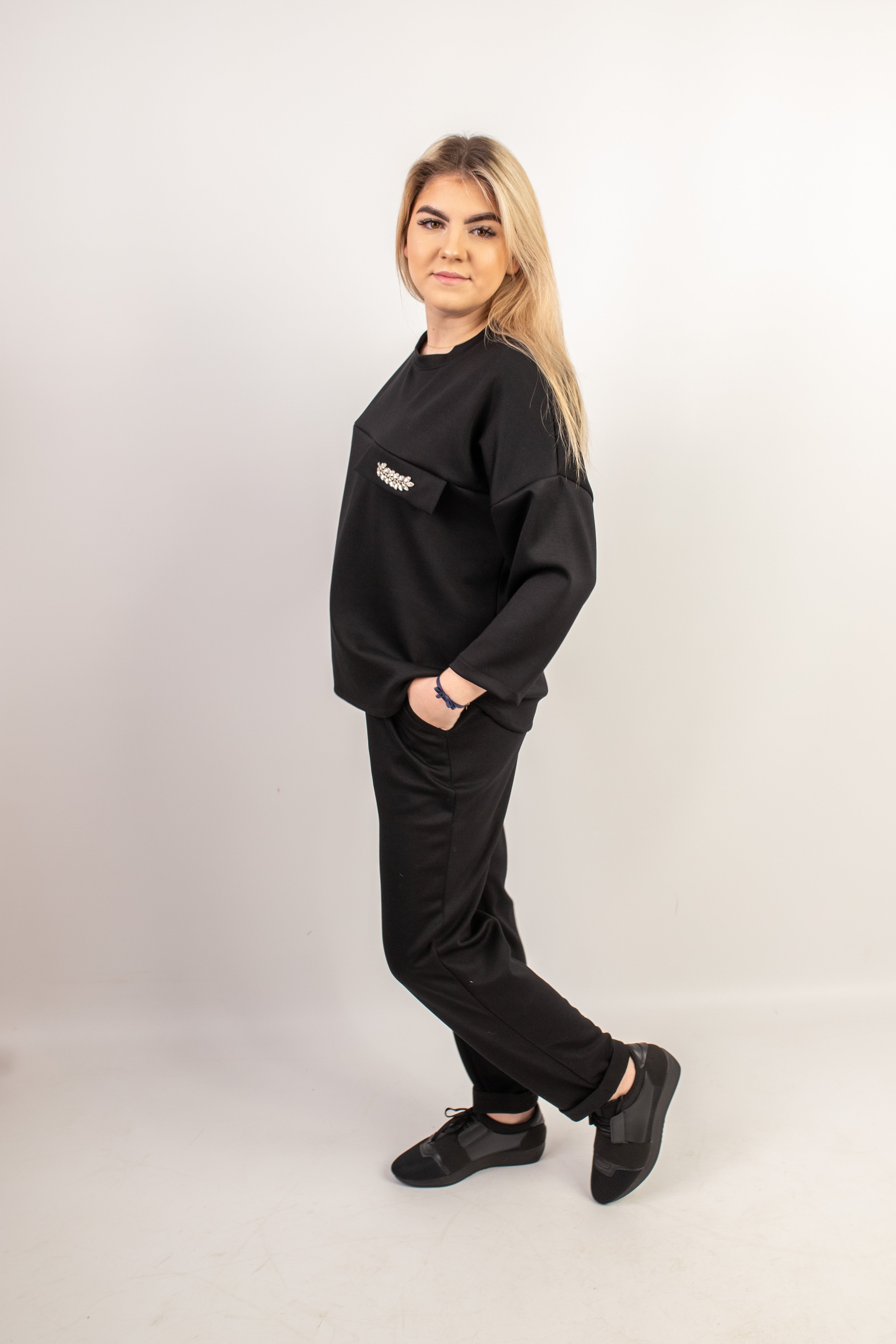 Stylowy komplet dresowy z ozdobnym detalem Czarny