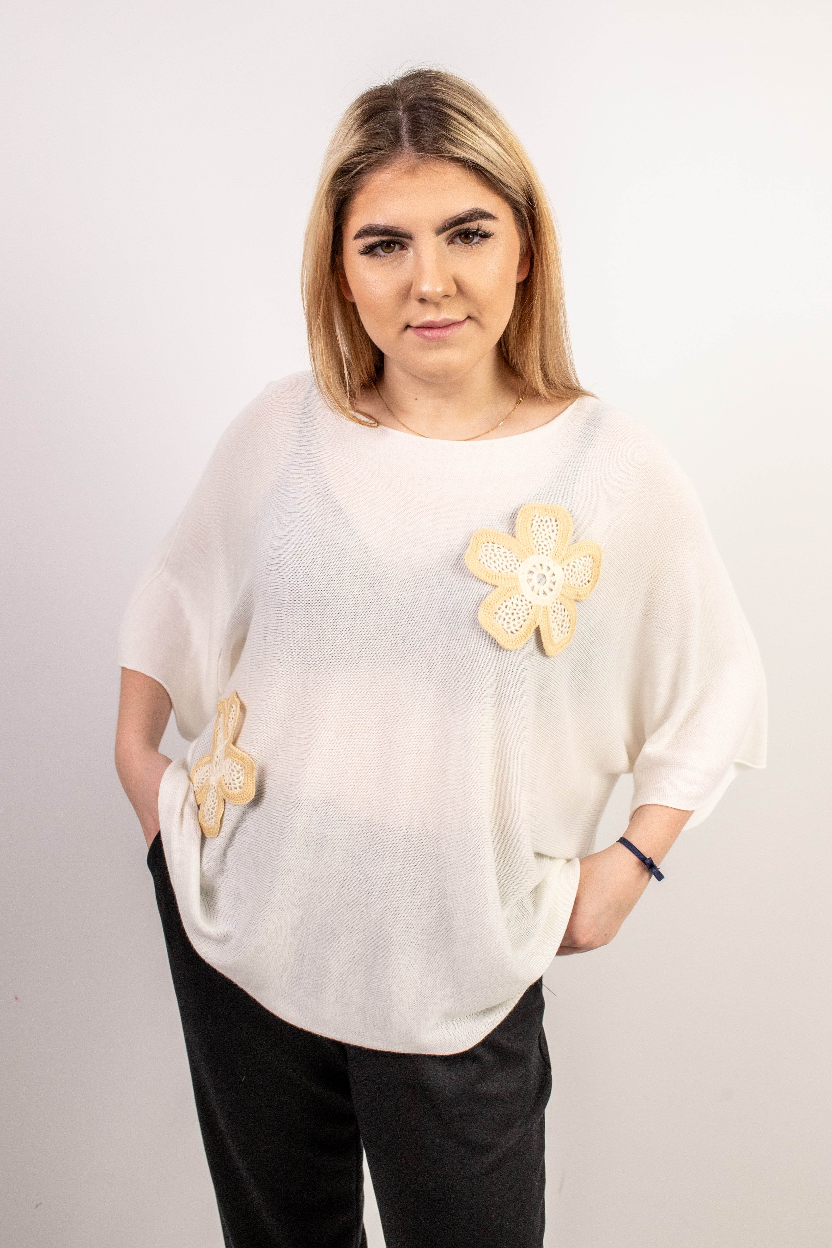 WłoskI lekki sweter oversize z kwiatowymi aplikacjami Krem