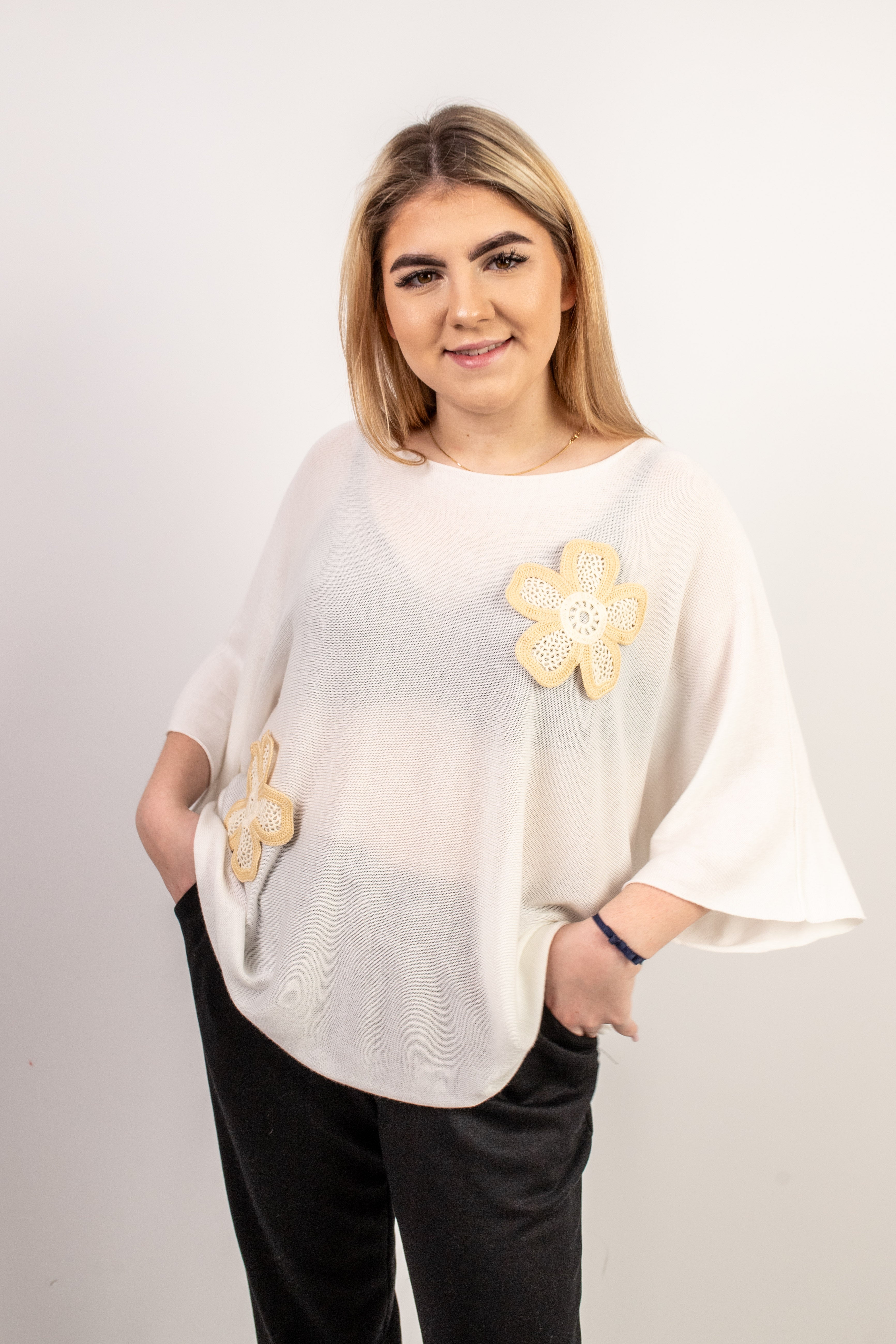 WłoskI lekki sweter oversize z kwiatowymi aplikacjami Krem