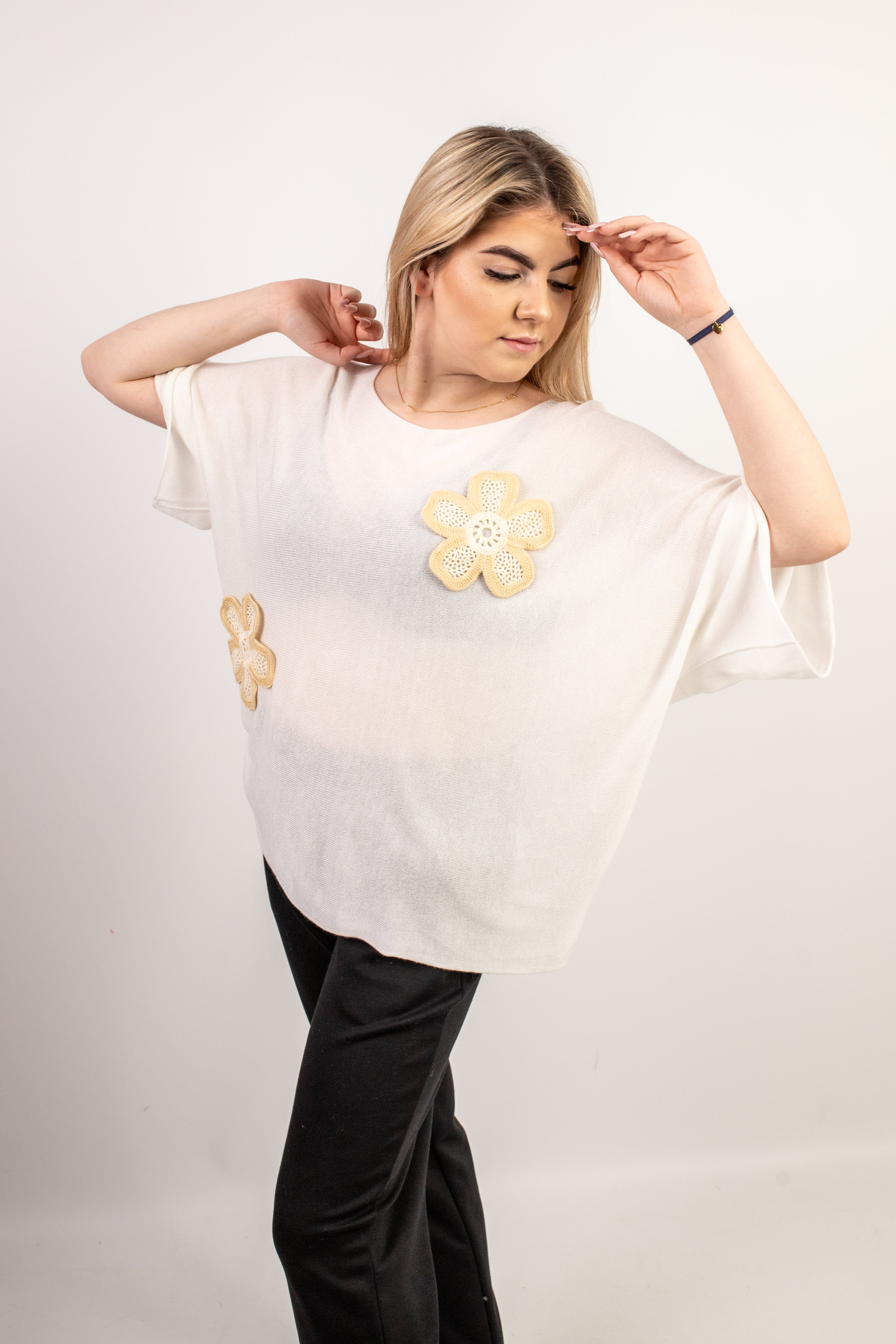 WłoskI lekki sweter oversize z kwiatowymi aplikacjami Krem