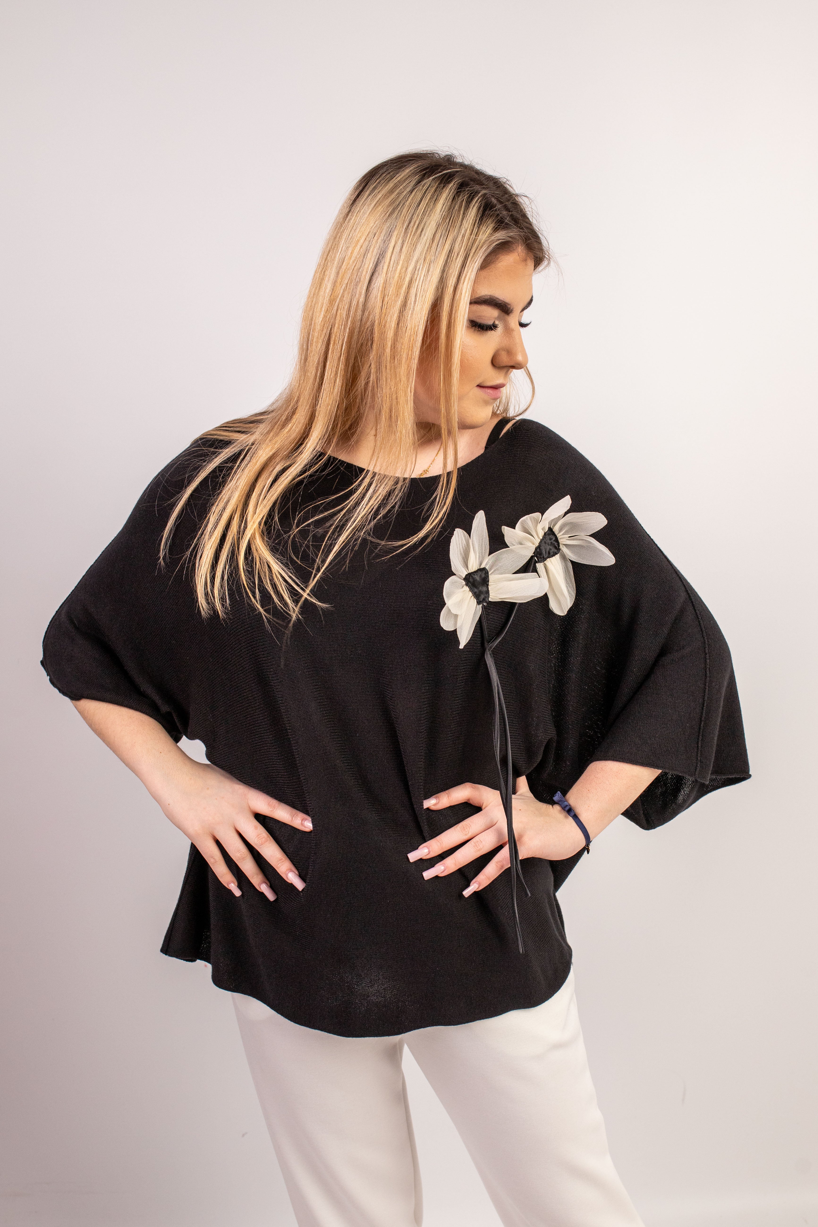 Włoski elegancki oversize’owy sweter z ozdobnym kwiatem Czarny