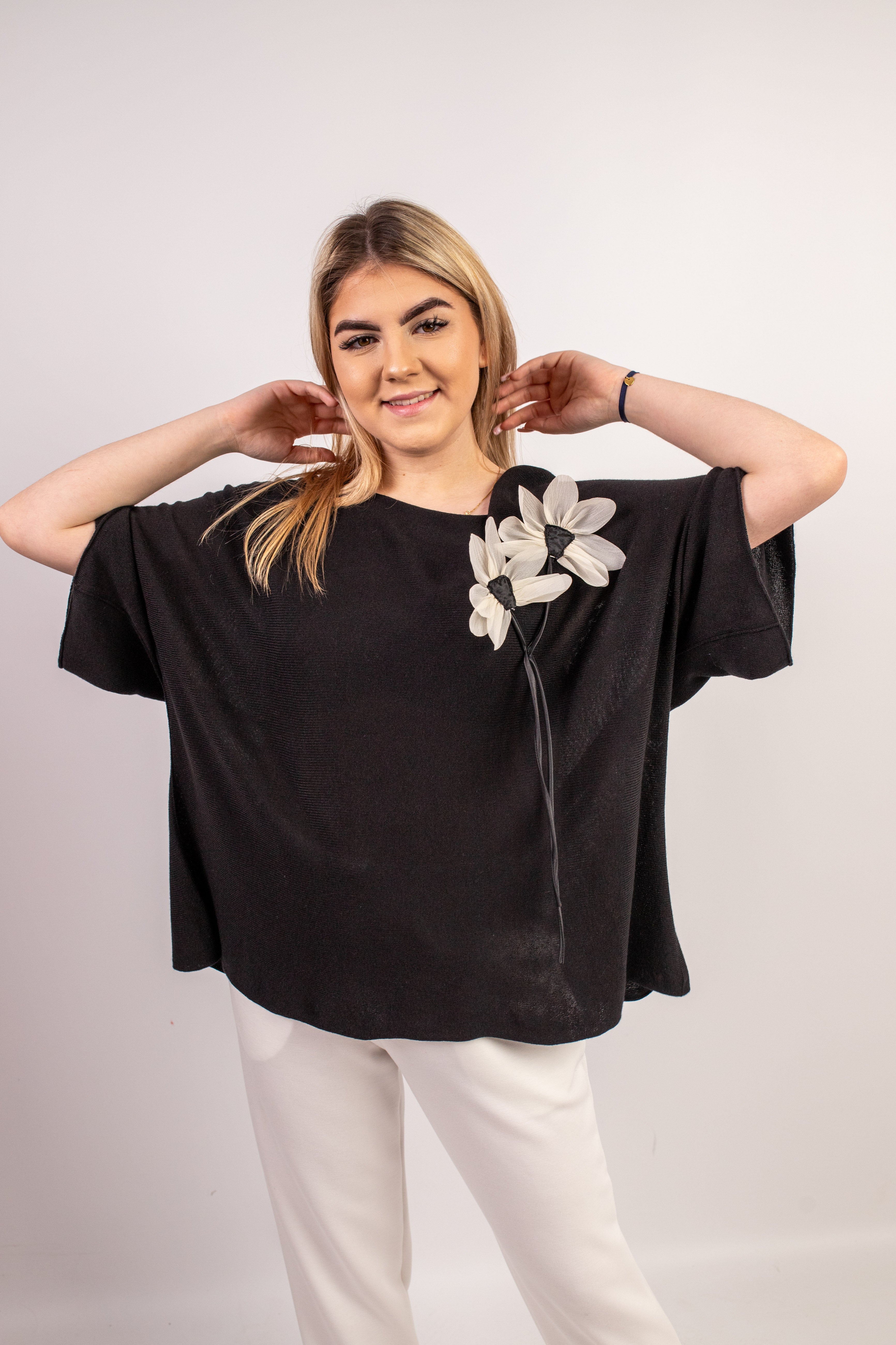 Włoski elegancki oversize’owy sweter z ozdobnym kwiatem Czarny