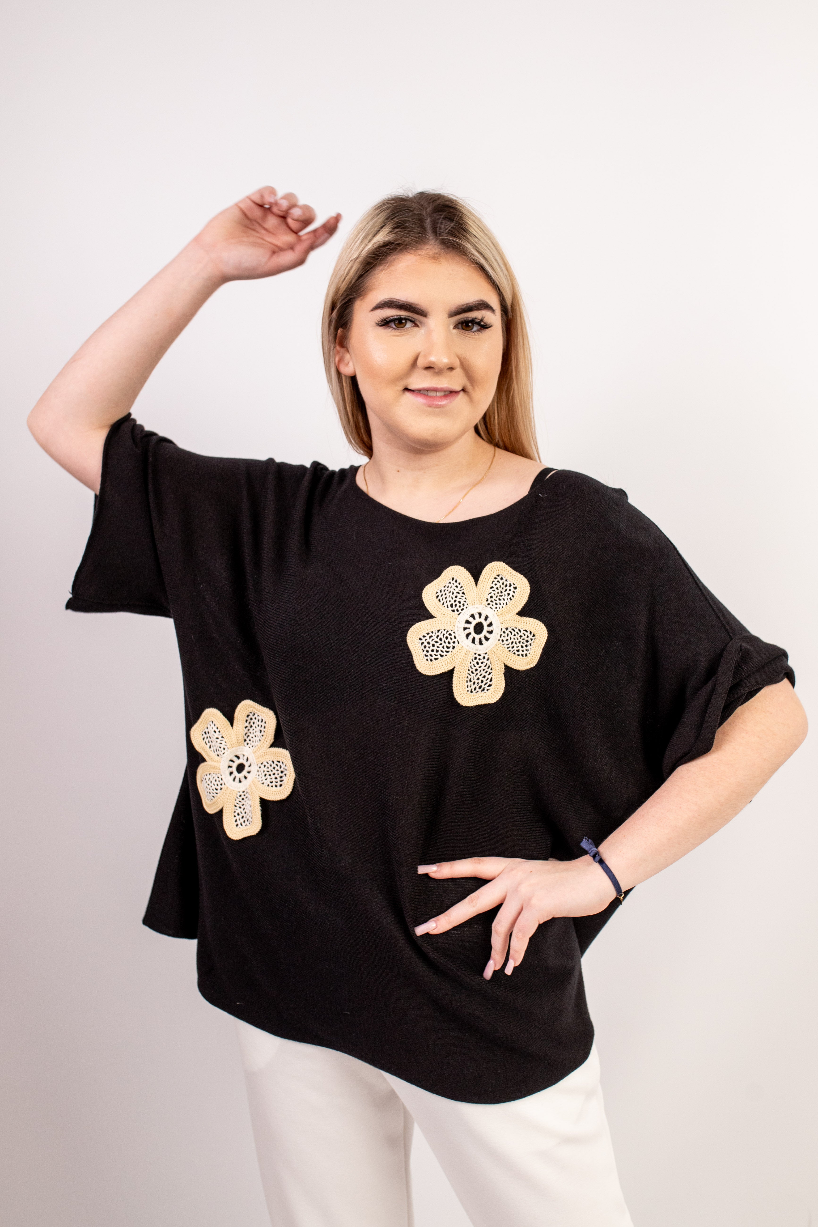 Włoski lekki sweter oversize z kwiatowymi aplikacjami Czarny
