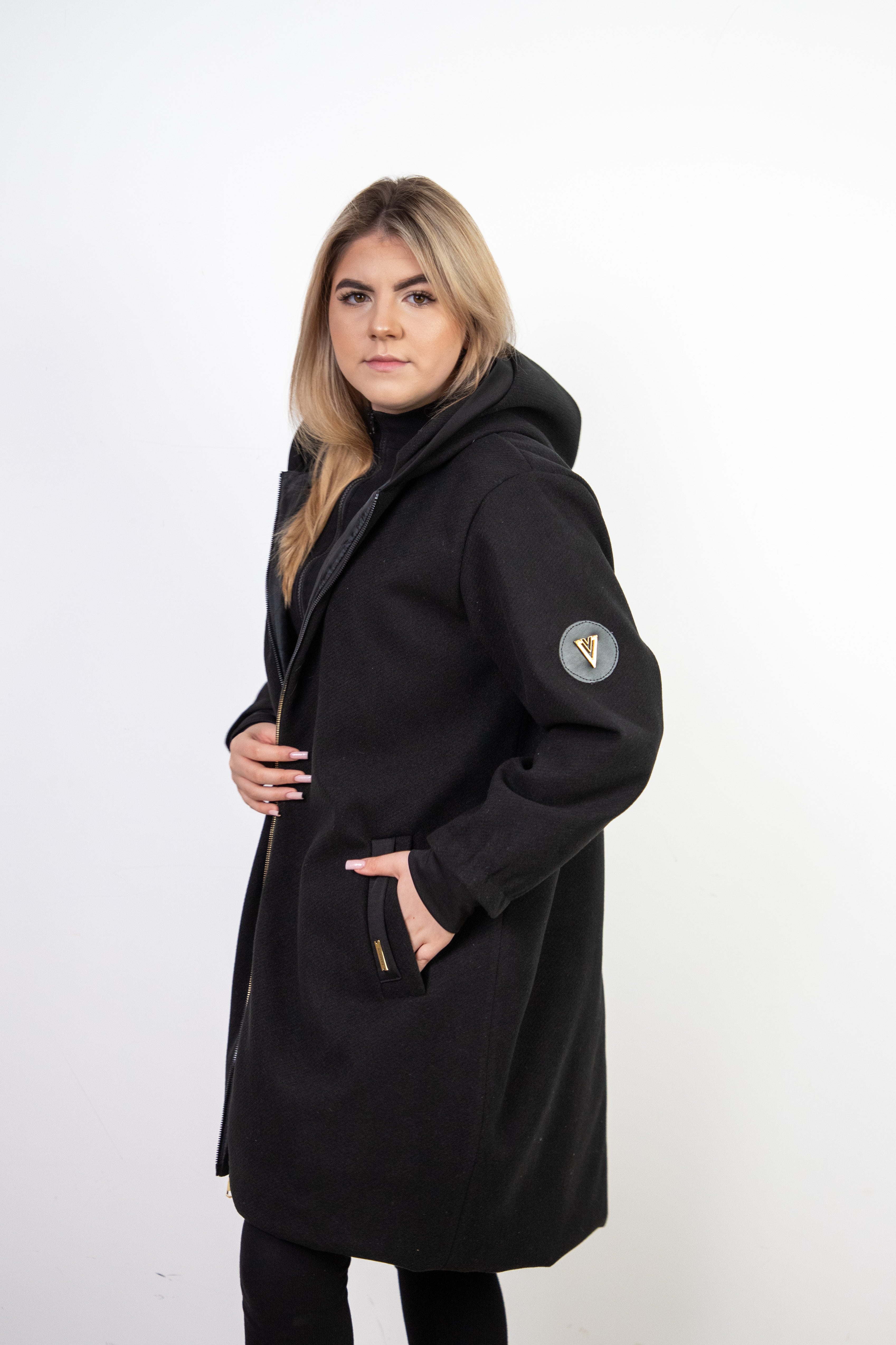 Elegacki wiosenny płaszcz damski na zamku Czarny